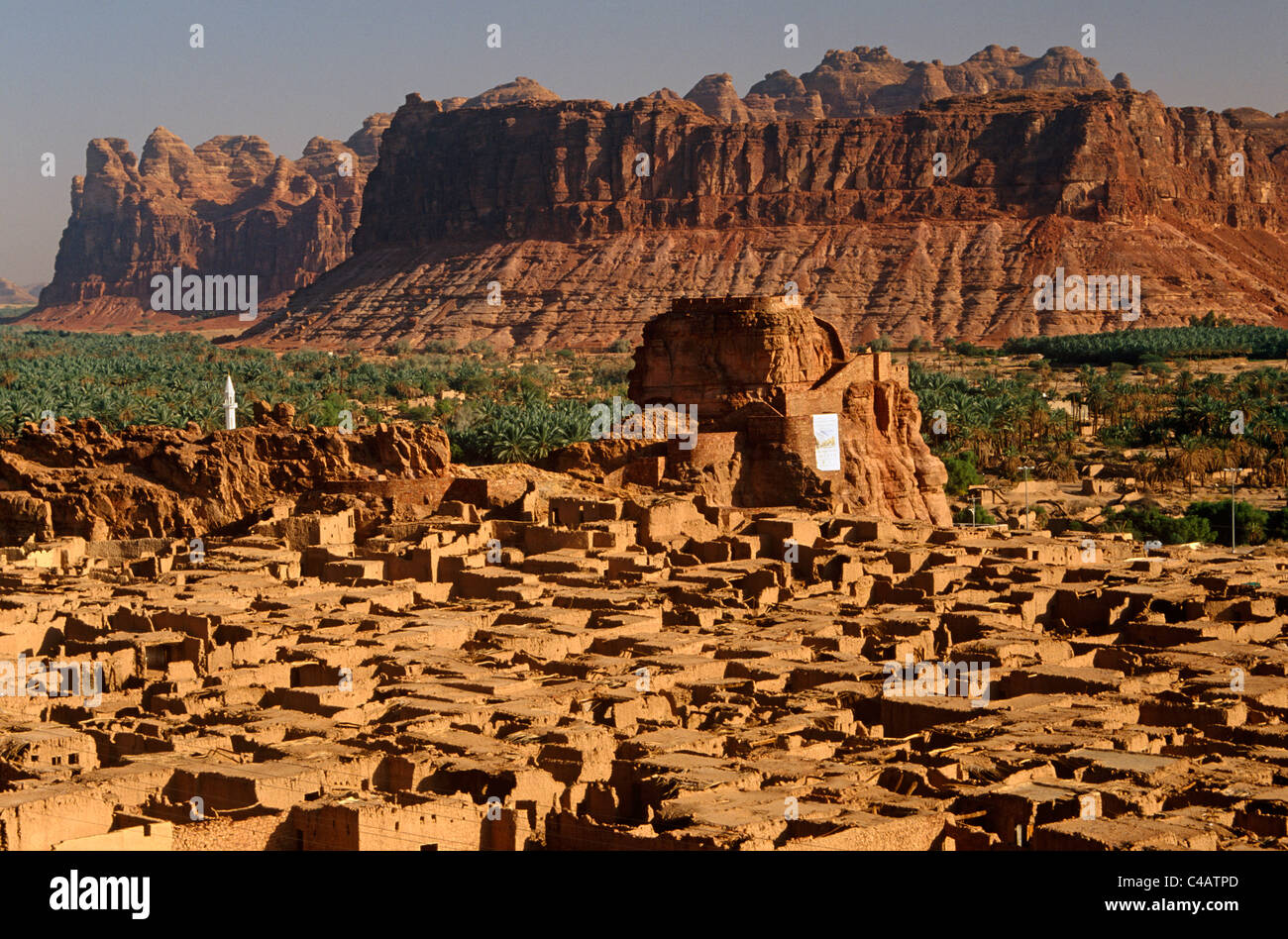 Saudi Arabien, Madinah Al-Ula. Die kleine Burg von Musa Abdul Nasser noch auffällig erhebt sich inmitten der bröckelnden Lehmziegel Stockfoto