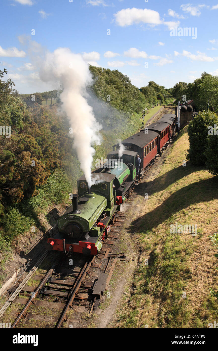 Doppelte Leitung Zug fährt Andrews House Bahnhof Biegert Railway, North East England, UK Stockfoto
