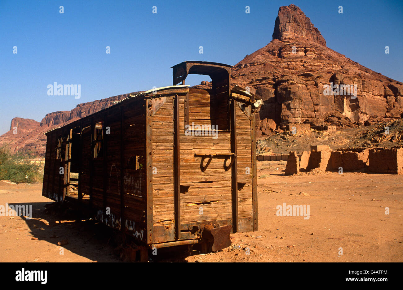 Saudi Arabien, Madinah Al-Ula. Reste der berühmten Hejaz Railway, einschließlich dieser verlassenen Fracht Wagen, Stockfoto