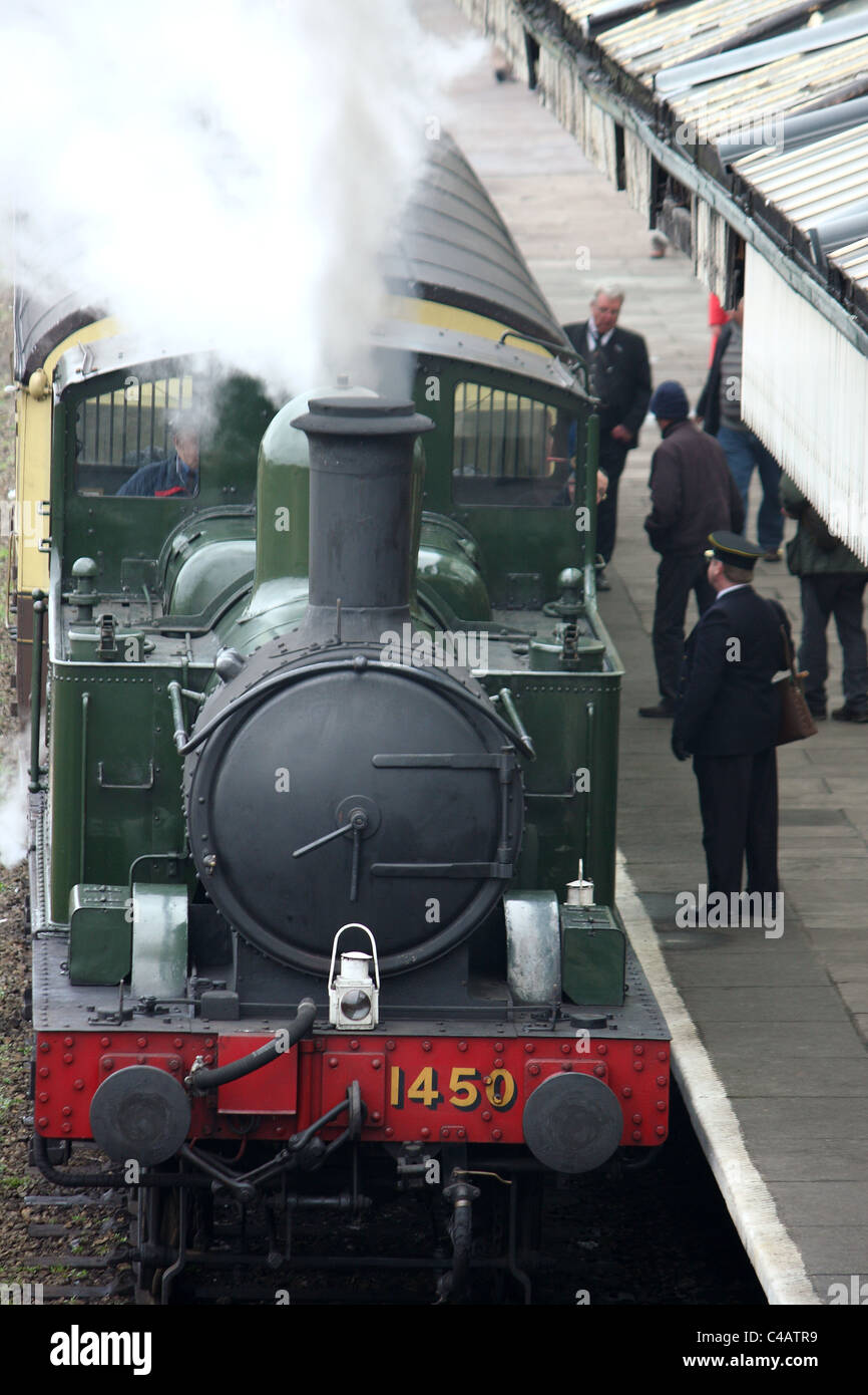 Dampflok Züge an der Great Central Railway in Loughborough Station, einschließlich der GWR-1450 wiederhergestellt Stockfoto