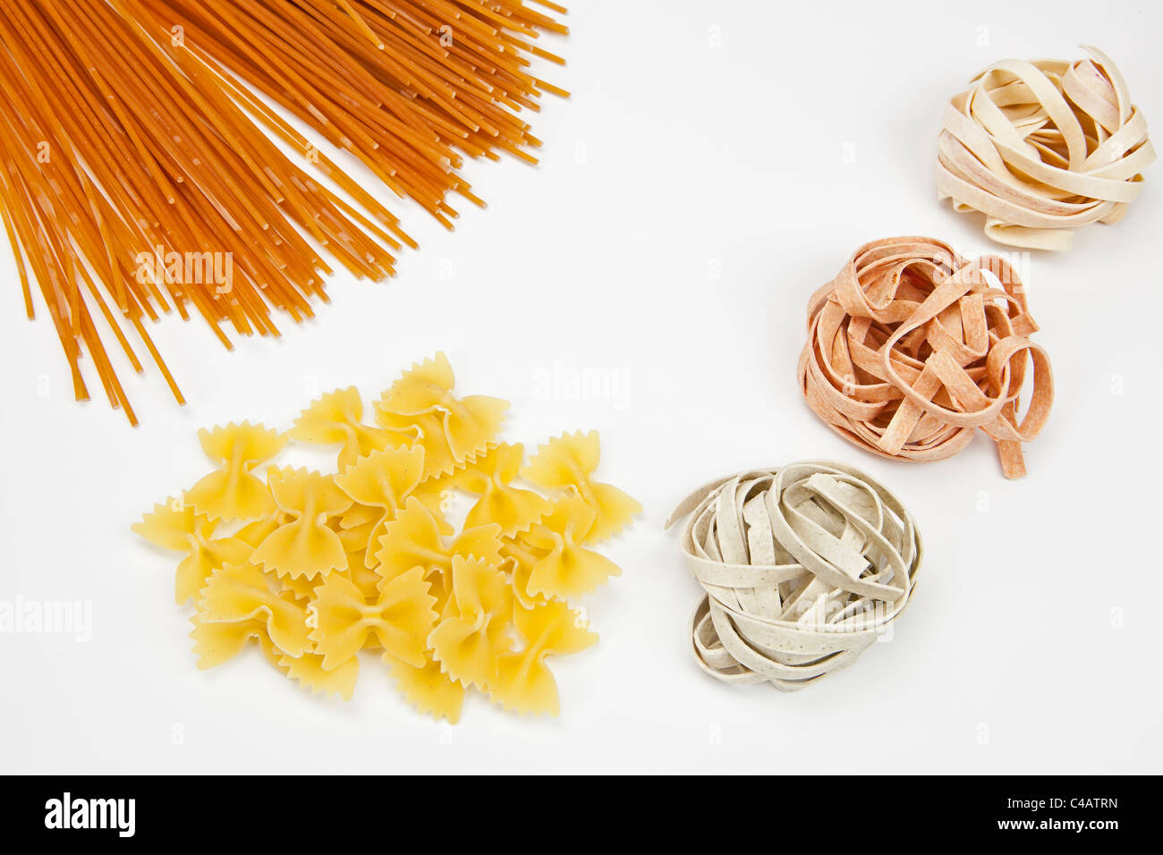 drei verschiedene Arten von Nudeln - Spaghetti, Farfalle, tagliatelle Stockfoto