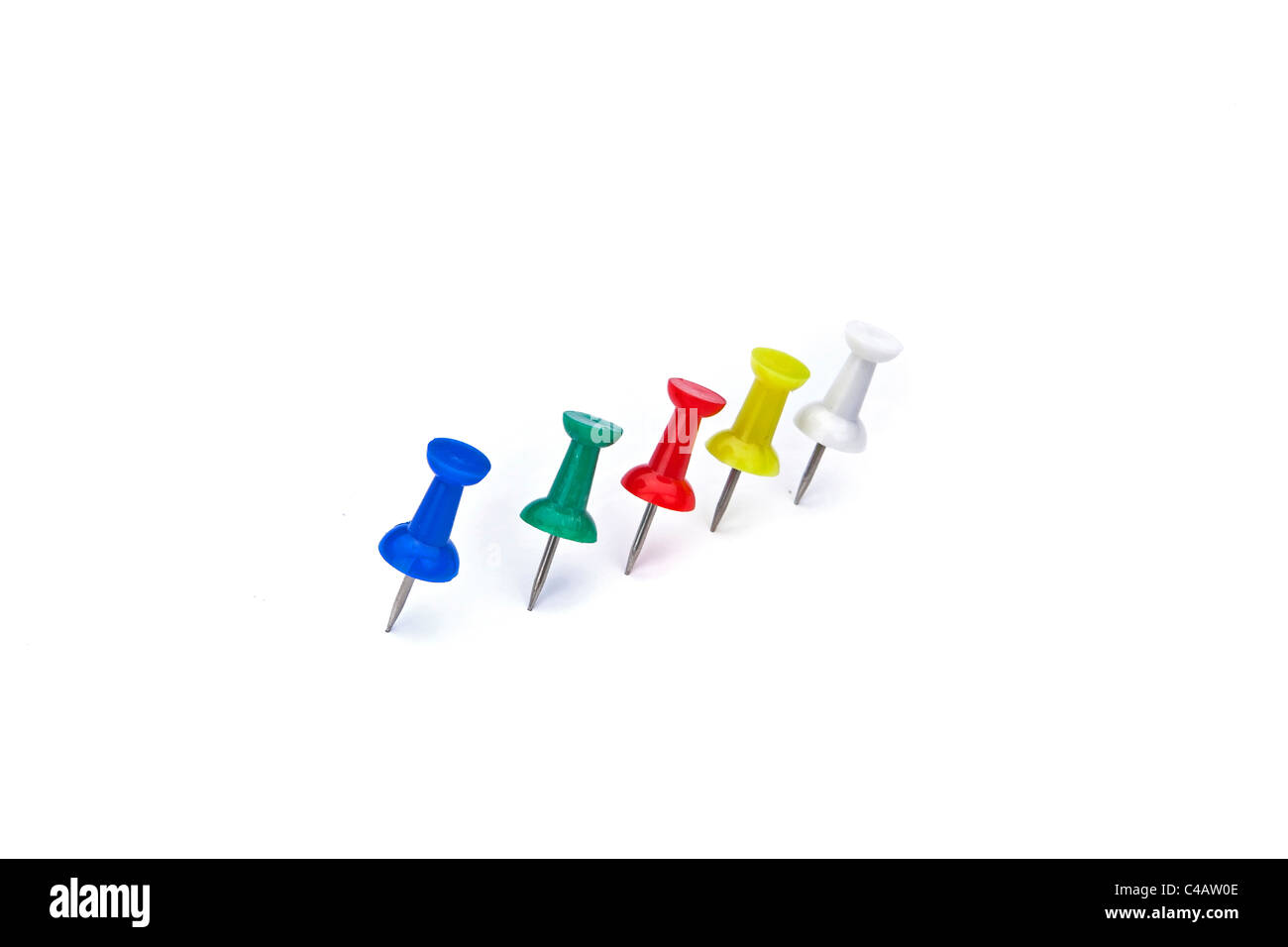 fünf Reißzwecken in Folge auf weißem Hintergrund Stockfoto