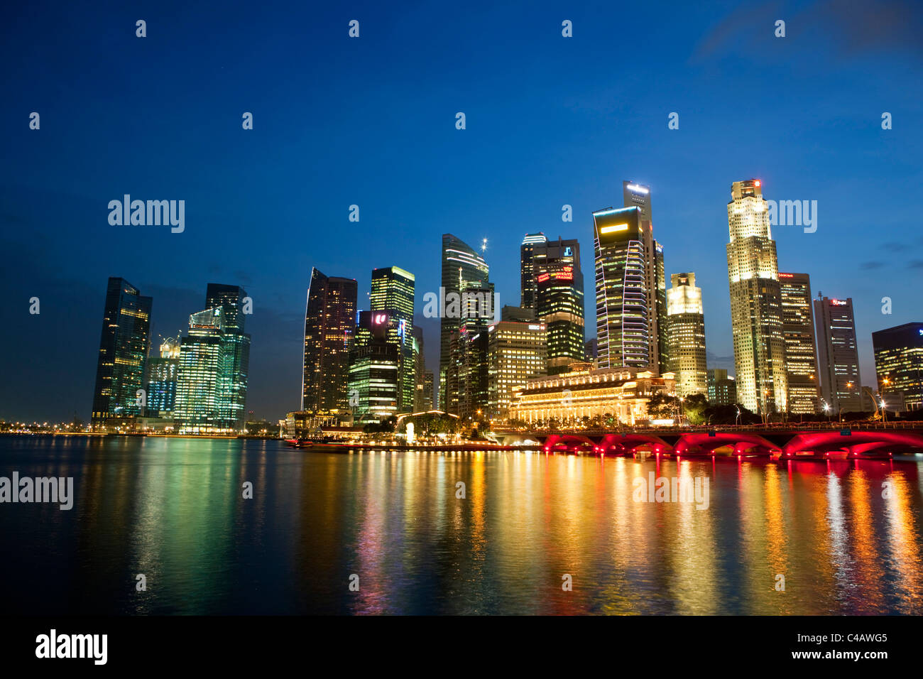 Singapur, Singapur, Marina Bay. Die zentralen Geschäft Bezirk Skyline in der Abenddämmerung. Stockfoto