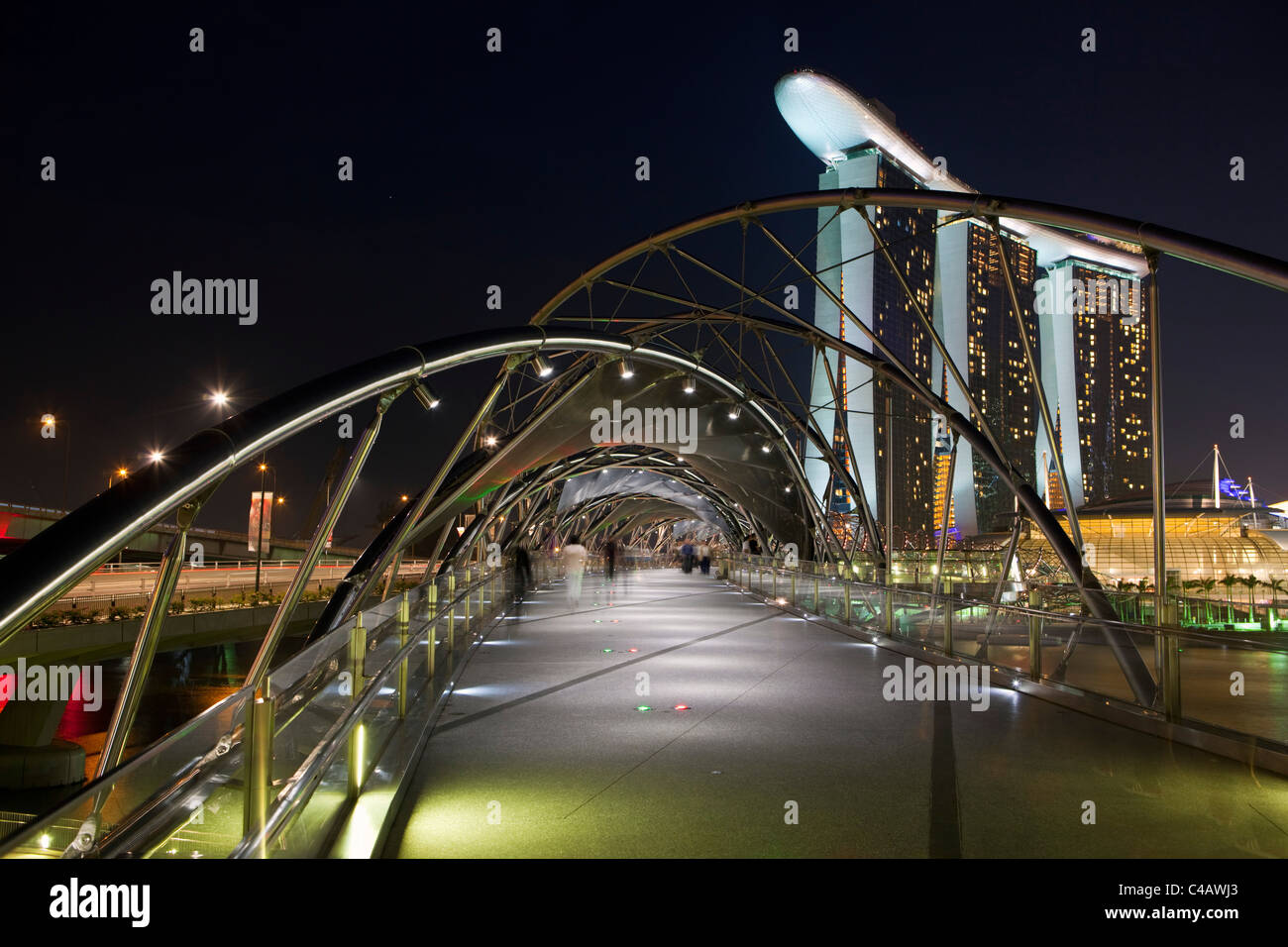 Singapur, Singapur, Marina Bay.  Der Helix-Brücke und Marina Bay Sands Singapore. Stockfoto