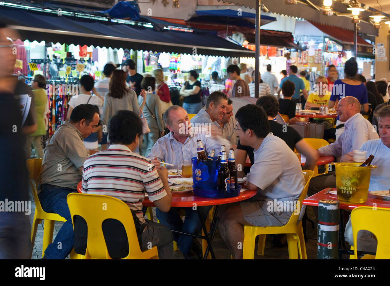 Singapur, Singapur, Chinatown. Gäste auf dem Temple Street Nachtmarkt. Stockfoto