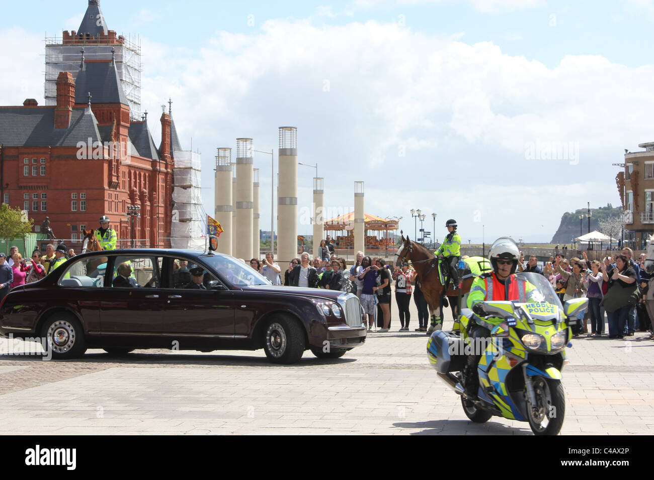 Queen Elizabeth & Prinz Philip verlassen Cardiff Bay, 2011 Stockfoto