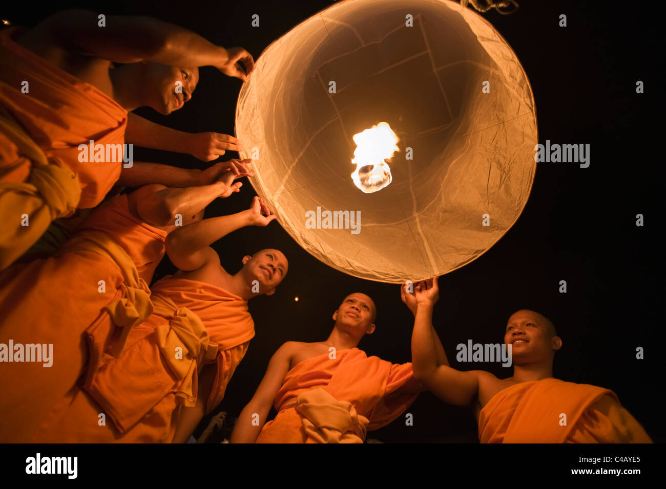 Thailand, Chiang Mai, San Sai.  Mönche starten einen Khom Loi (Himmelslaterne) während der Yi Peng Festival. Stockfoto