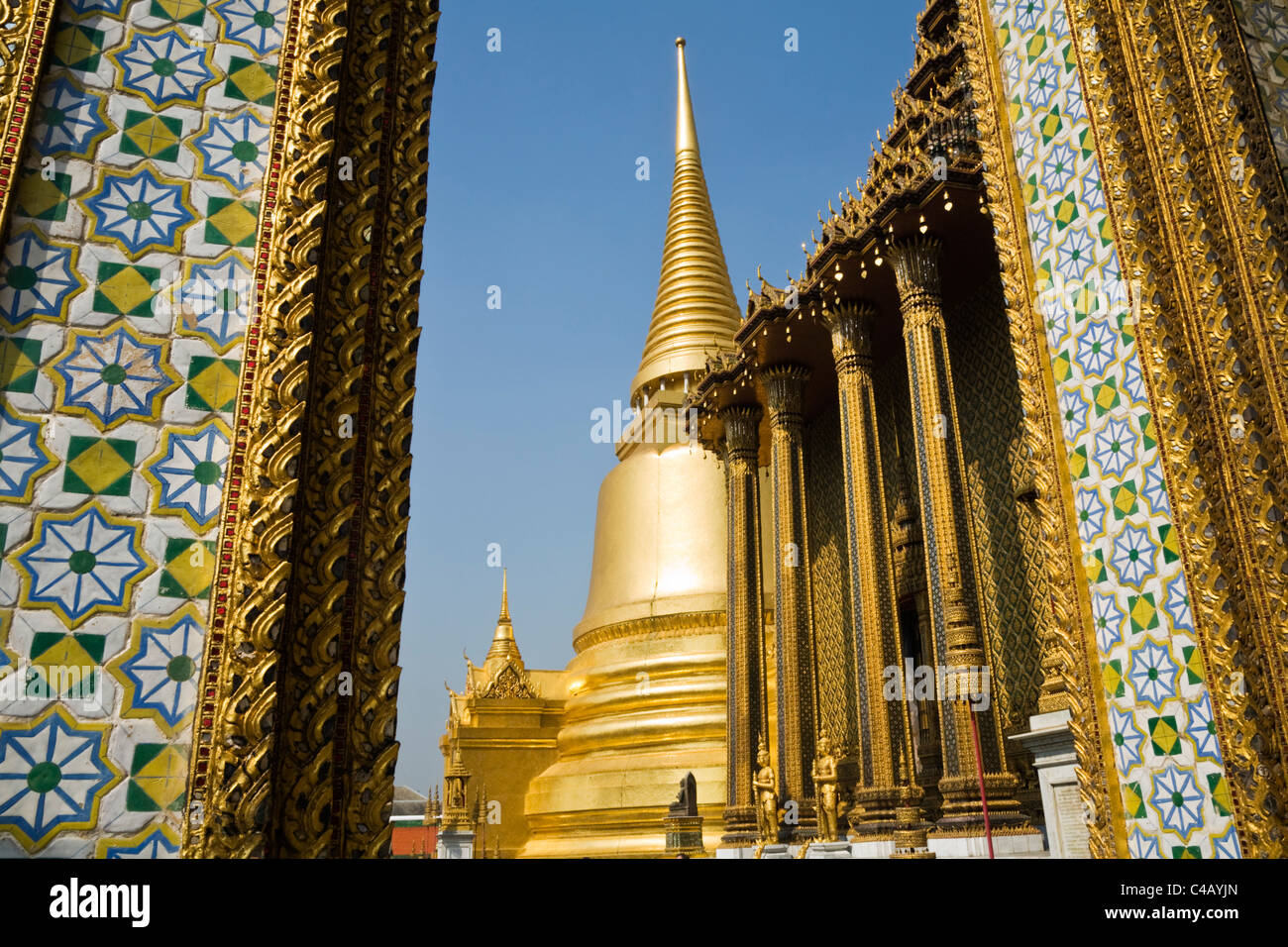 Thailand, Bangkok. Tempelarchitektur im Wat Phra Kaeo (Tempel des Smaragd-Buddha). Stockfoto