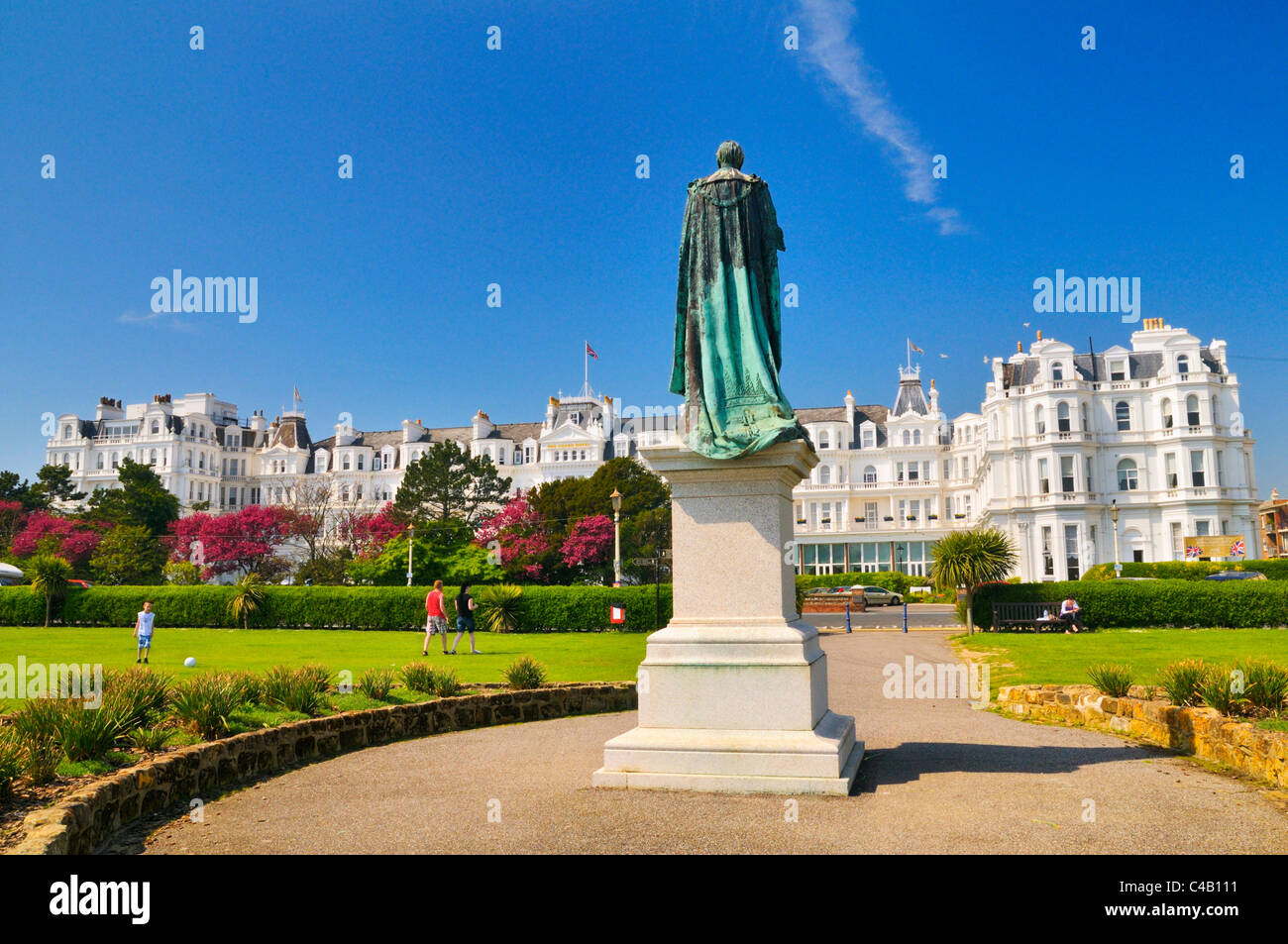 Statue des Herzogs von Devonshire auf dem westlichen Rasen mit Blick auf das Grand Hotel, Eastbourne, East Sussex, UK Stockfoto
