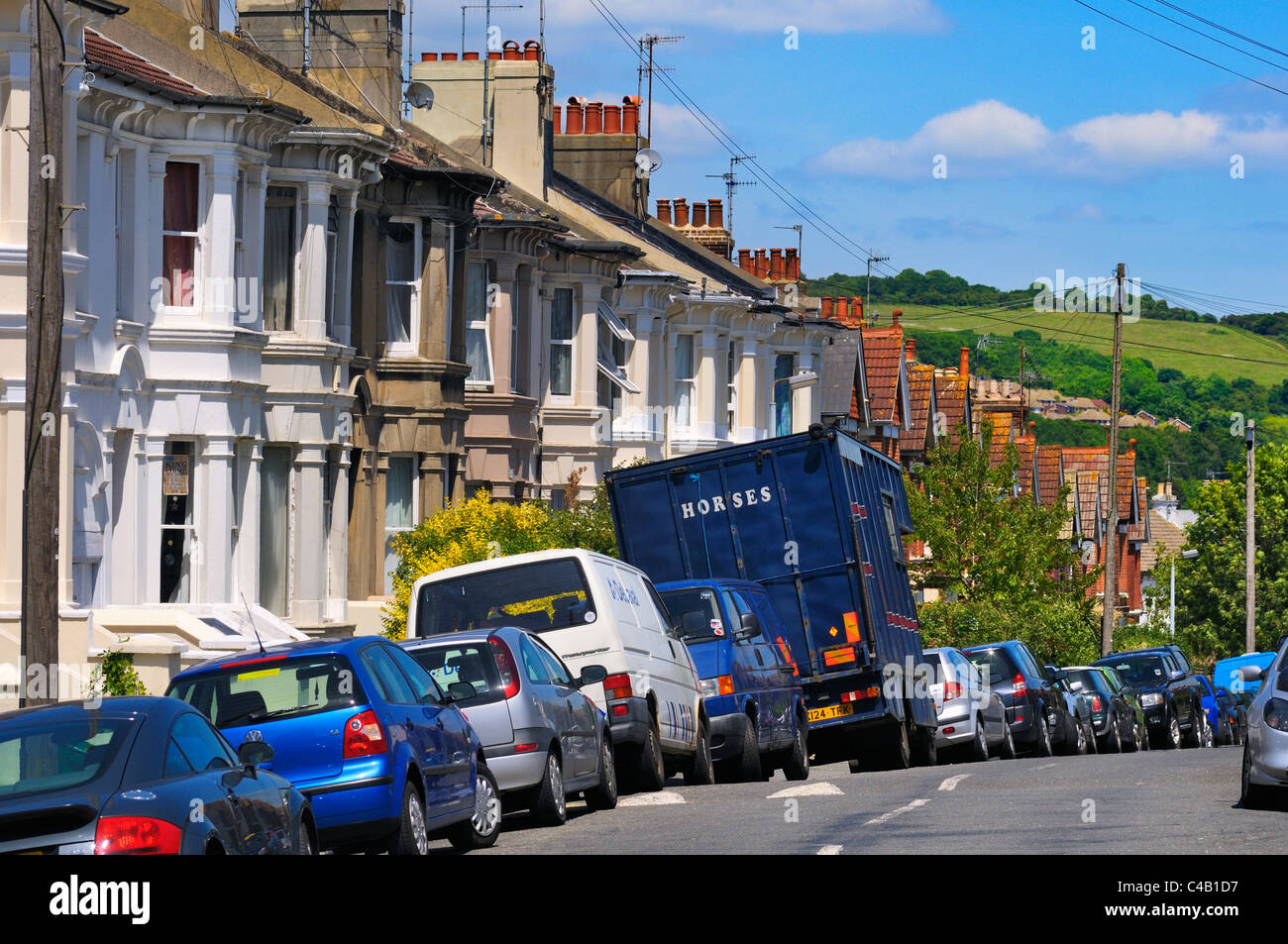 Pferdetransporter und Fahrzeuge geparkt in einer Wohnstraße mit Terrasse wohnen, Kemp Town, Brighton, East Sussex, UK Stockfoto