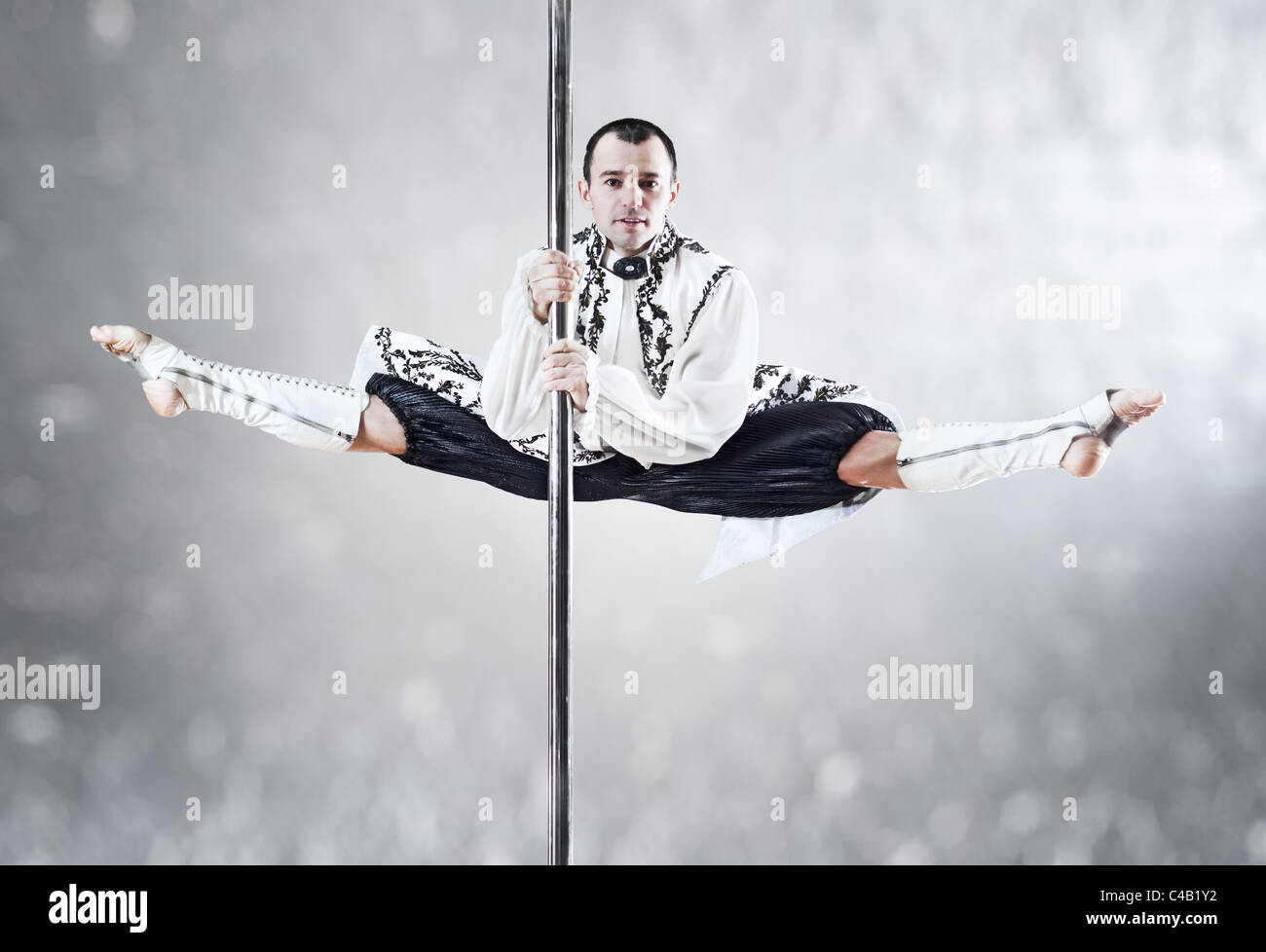 Junge Pole-Dance-Mann. Weiße Farben. Stockfoto