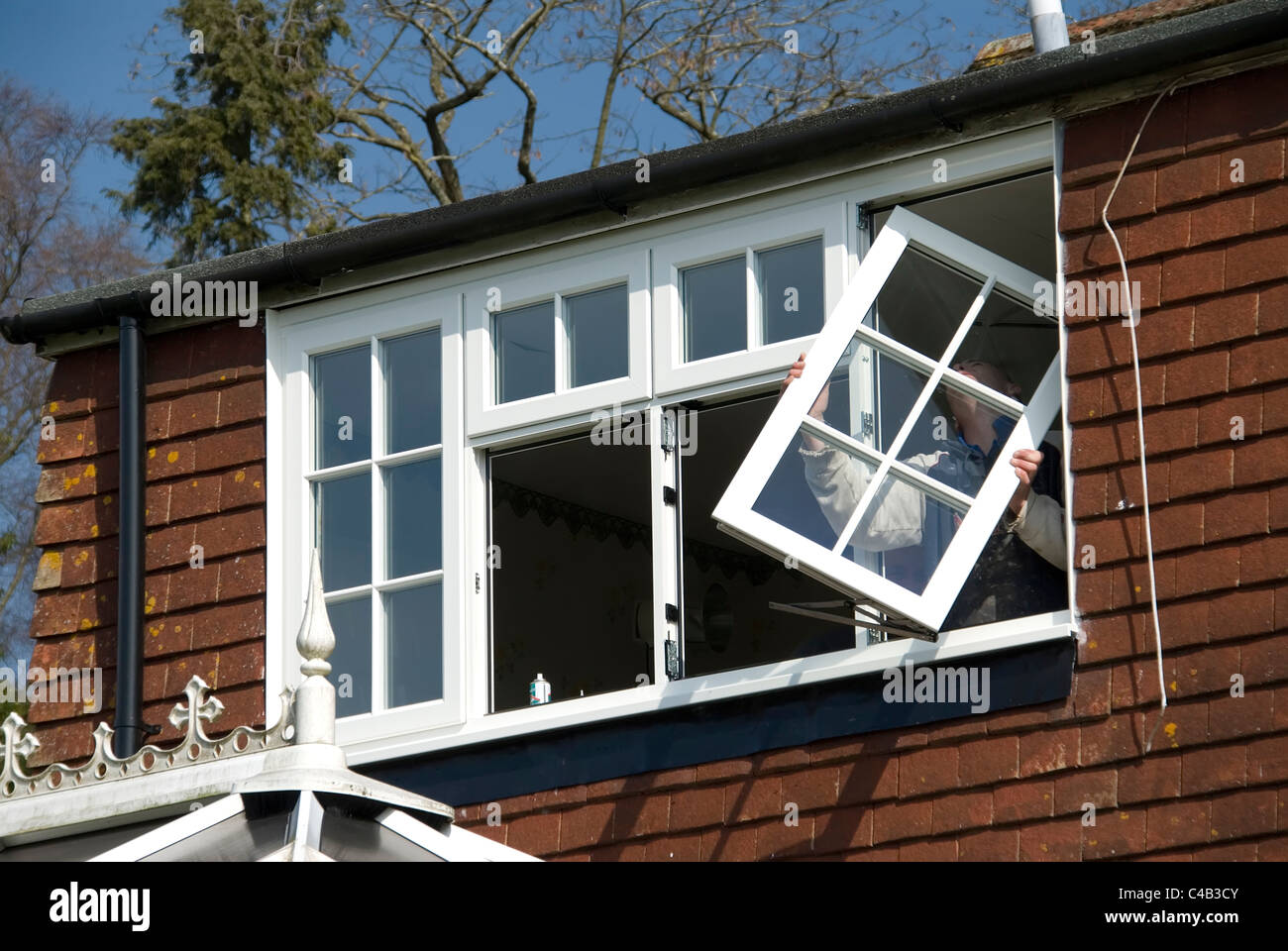 Installation A bewertete Energie effizienter Ersatz doppelt verglaste Fenster auf ein altes Haus Stockfoto