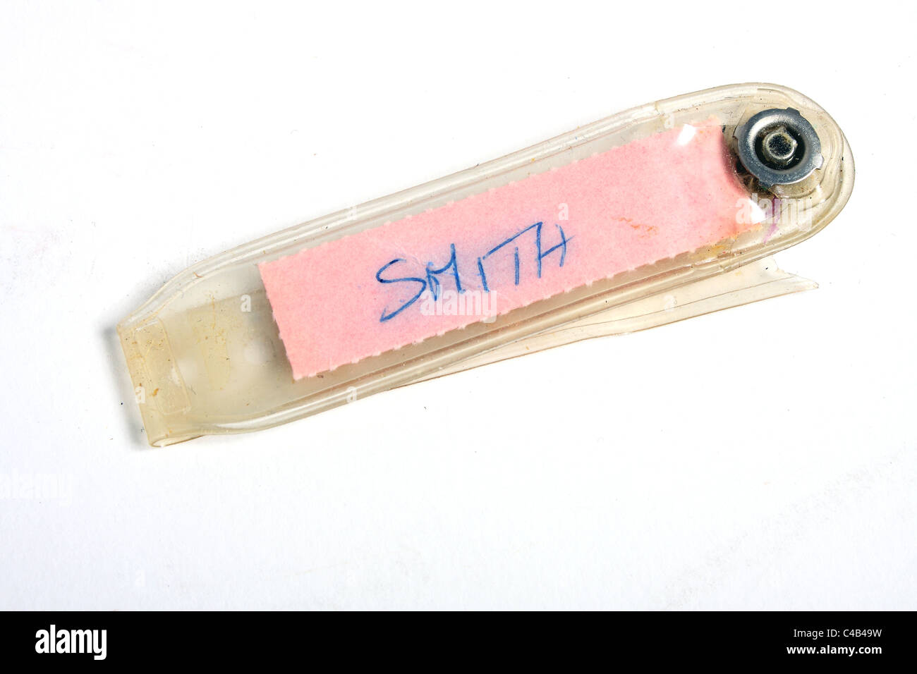 Ein Armband-ID Namensschild für ein neugeborenes Baby mit dem Namen Smith. Dies ist eine alte altmodische Namensschild von 1981. Stockfoto