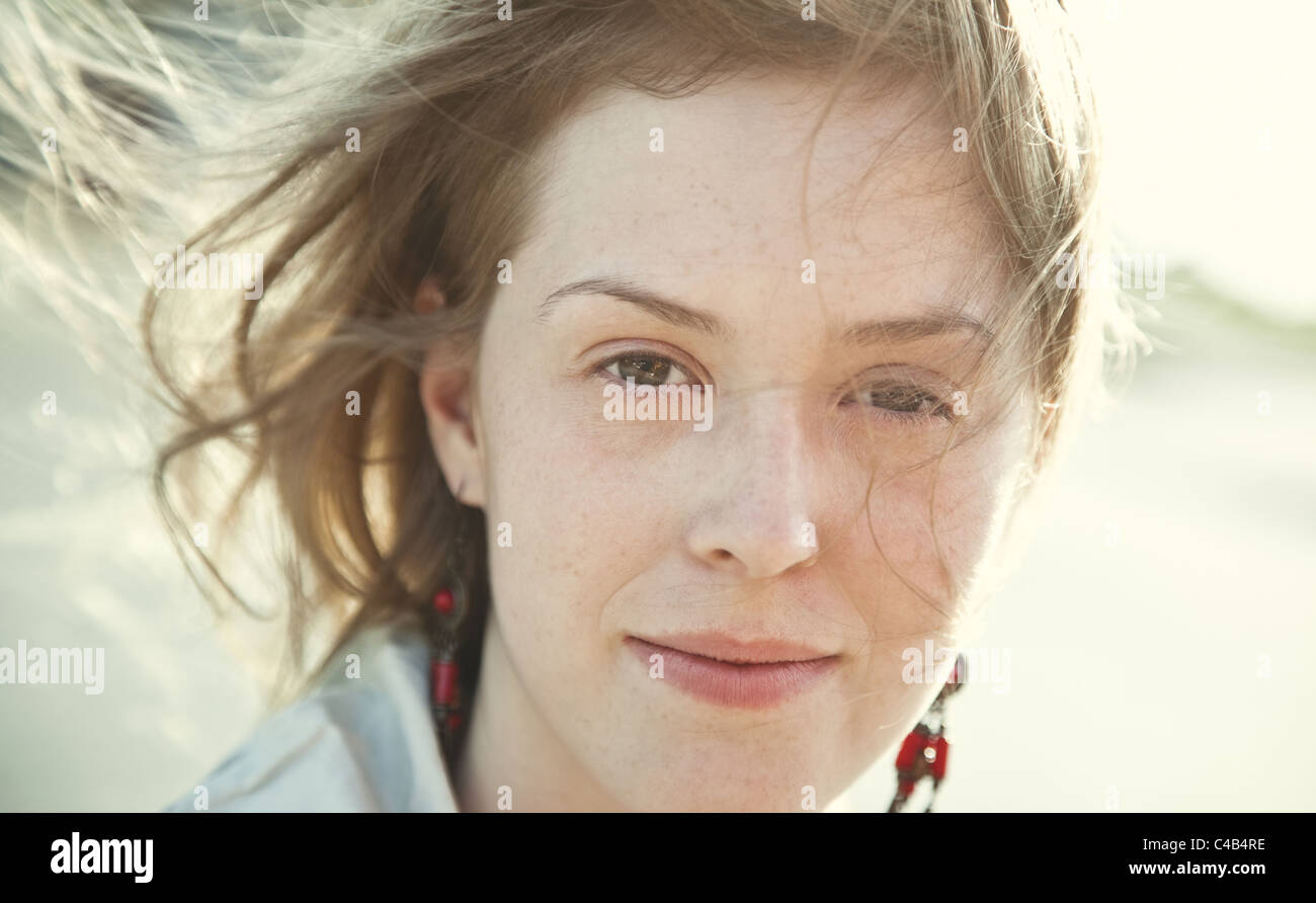 Junge Frau im freien Sommer Porträt. Stockfoto