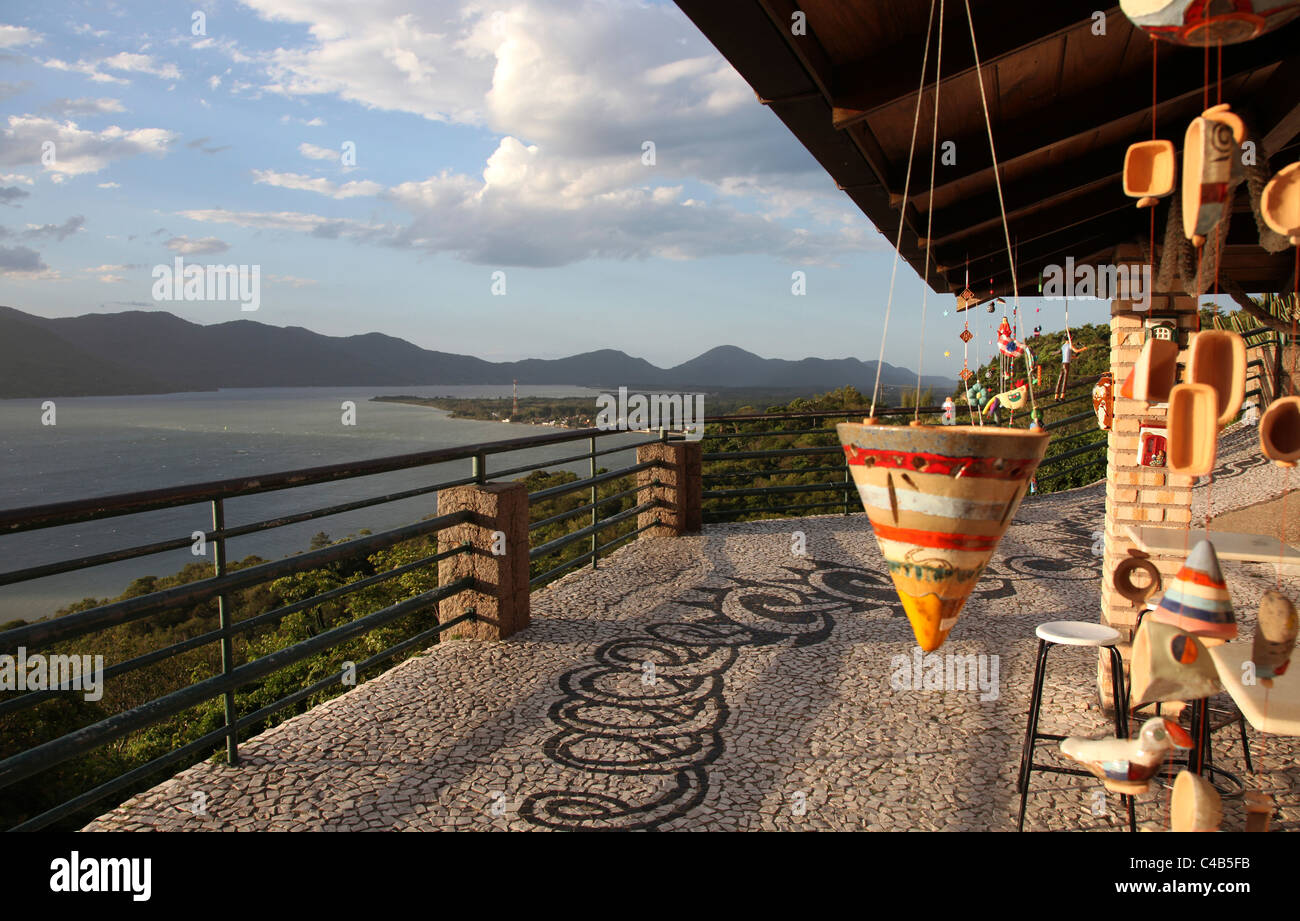 Aussichtspunkt mit Blick auf die Lagoa da Conceicao in Florianopolis. Stockfoto