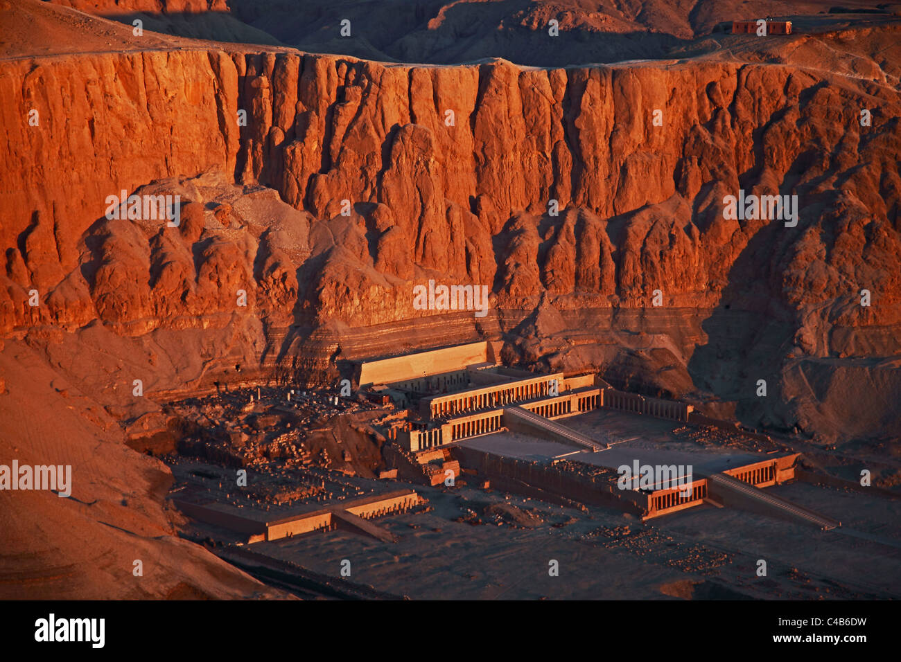 Luftbild von der Tempelanlage von Königin Hatshepsut (Deir el-Bahri) gesehen von einem Heißluftballon im Morgengrauen Stockfoto