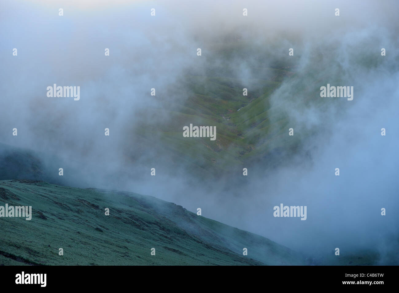Ein Bruch in den Wolken zeigen, weiches Licht auf einem Fluss Tal, Royal Natal Abschnitt, Drakensberg Ukhahlamba Nationalpark Stockfoto