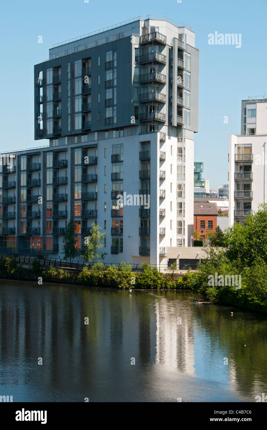 Die Vie Wohnung Blöcke vom Fluss Irwell, Manchester, England, UK Stockfoto