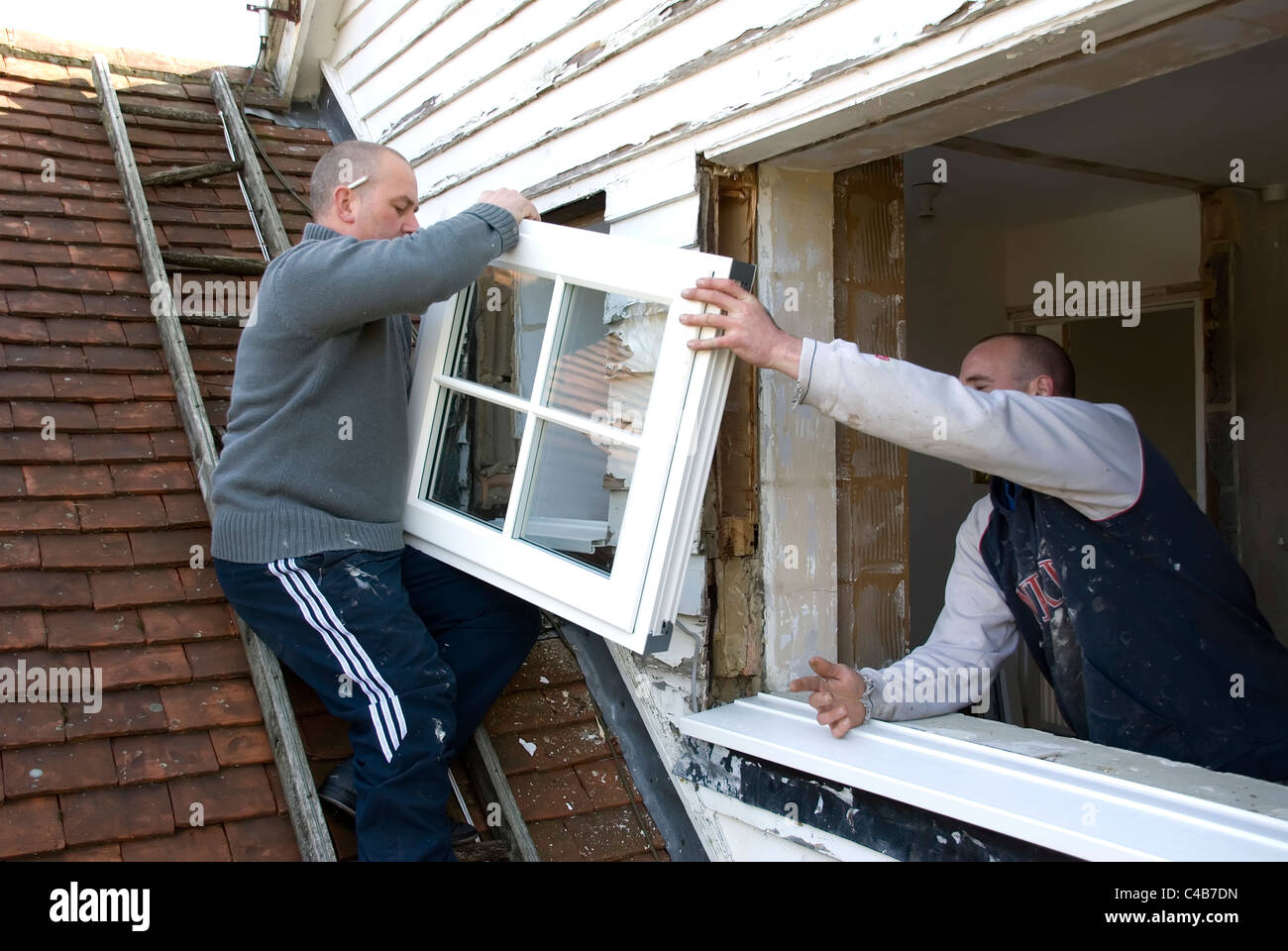 Installation A bewertete Energie effizienter Ersatz doppelt verglaste Fenster auf ein altes Haus Stockfoto
