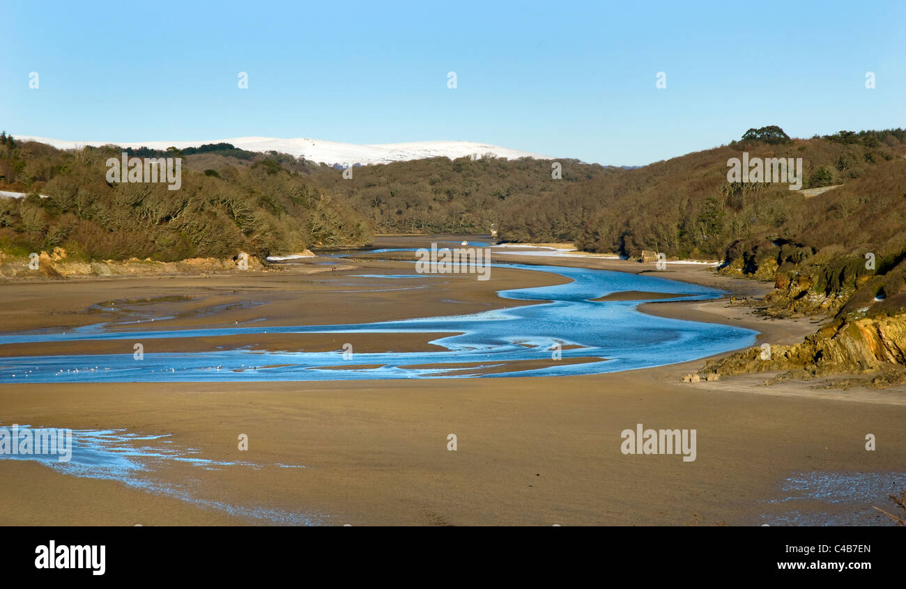 Erme Mündung in der Nähe von Kingston, Schnee bedeckt im Hintergrund South Hams, Dartmoor Devon. Stockfoto