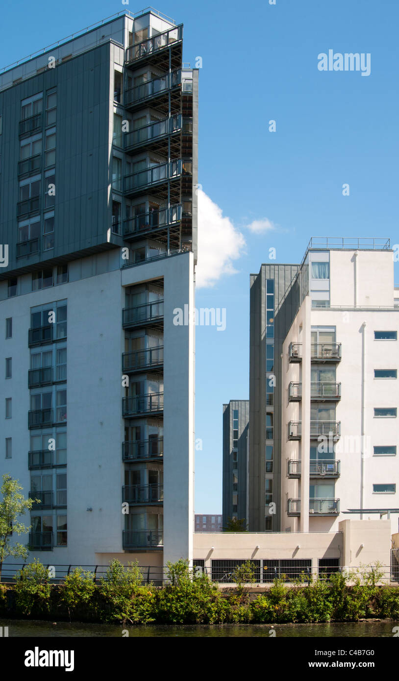 Die Vie Wohnblocks (Mitte) durch den Fluß Irwell, Manchester, England, UK Stockfoto