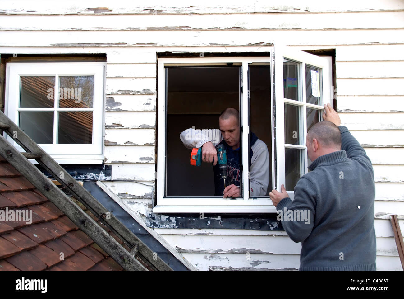 Installation A bewertete Energie effizienter Ersatz doppelt verglaste Fenster in einem alten Haus zur Verbesserung der Energieeffizienz Stockfoto