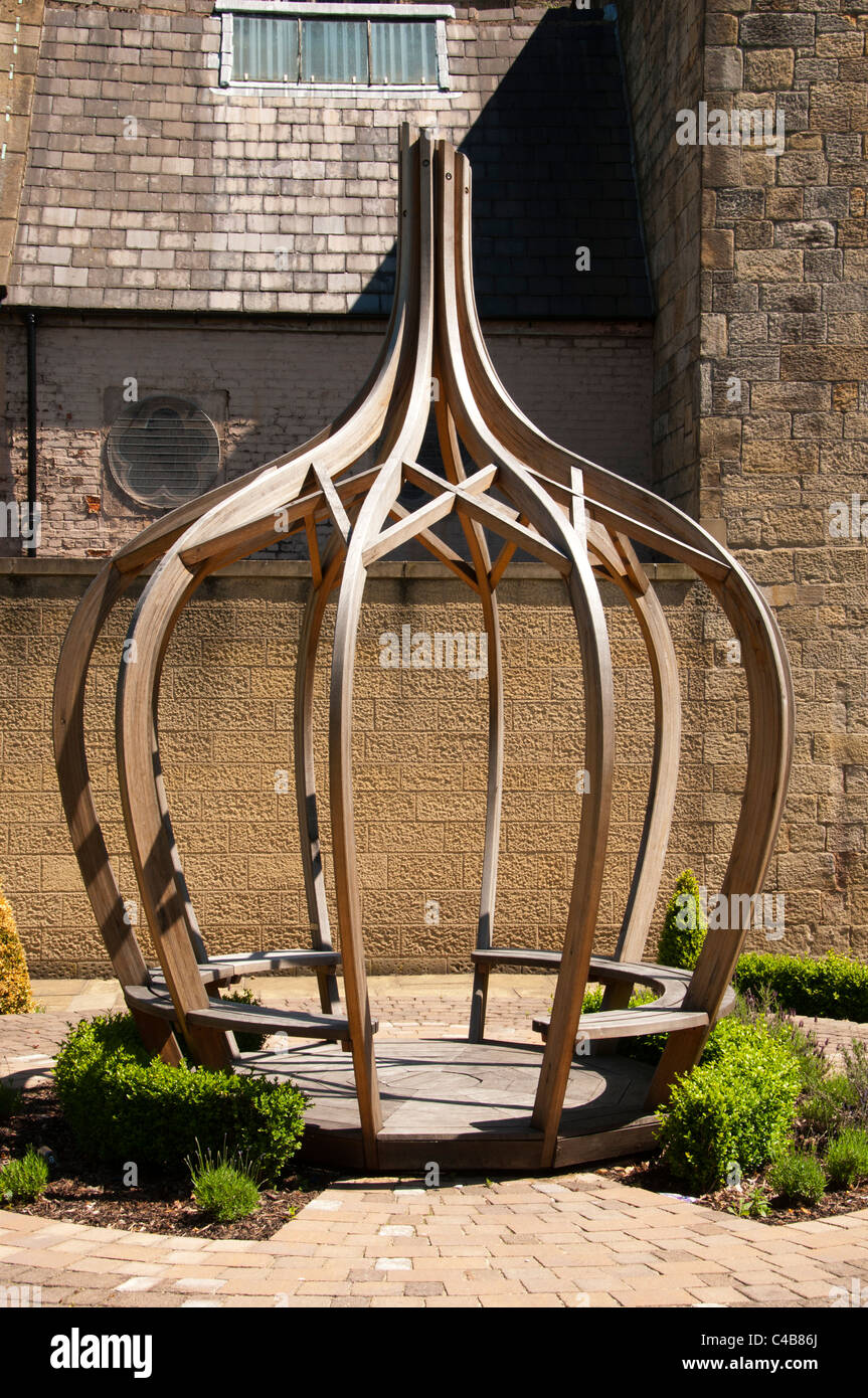Zwiebel-geformte Sitz in den Gärten von Salford Kathedrale, Chapel Street, Salford, Manchester, England, UK Stockfoto