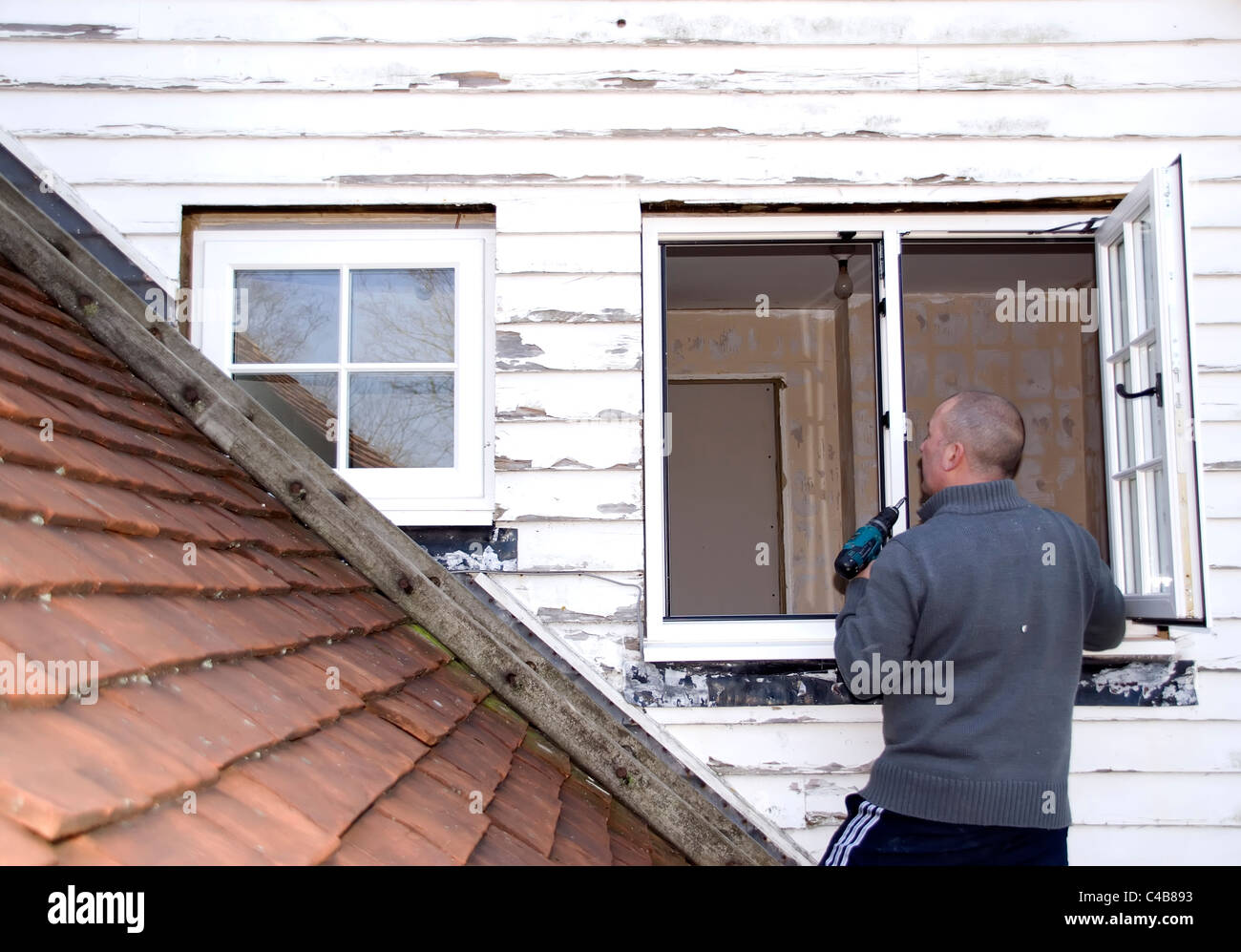 Installation A bewertete Energie effizienter Ersatz doppelt verglaste Fenster in einem alten Haus zur Verbesserung der Energieeffizienz Stockfoto