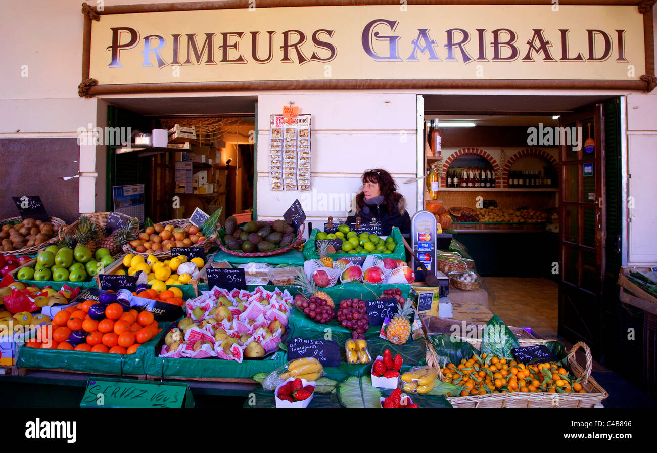 Frankreich, Côte d ' Azur, Nizza; Ein Obst- und Gemüsemarkt Shop in Place Garibaldi Stockfoto