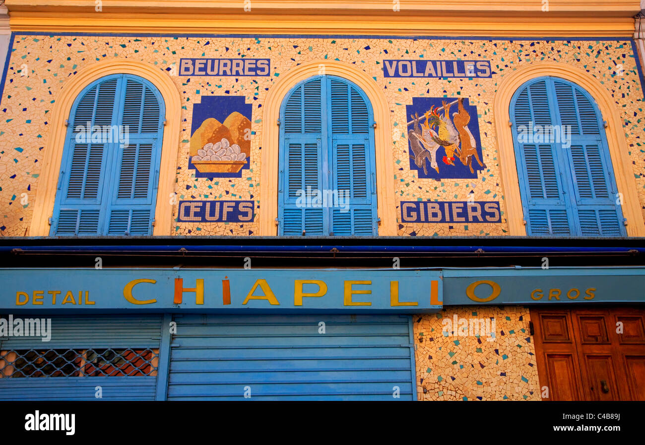 Frankreich, Côte d ' Azur, Nizza; Eine typische Fassade der Region gemalt in leuchtenden Farben, Werbung waren Stockfoto