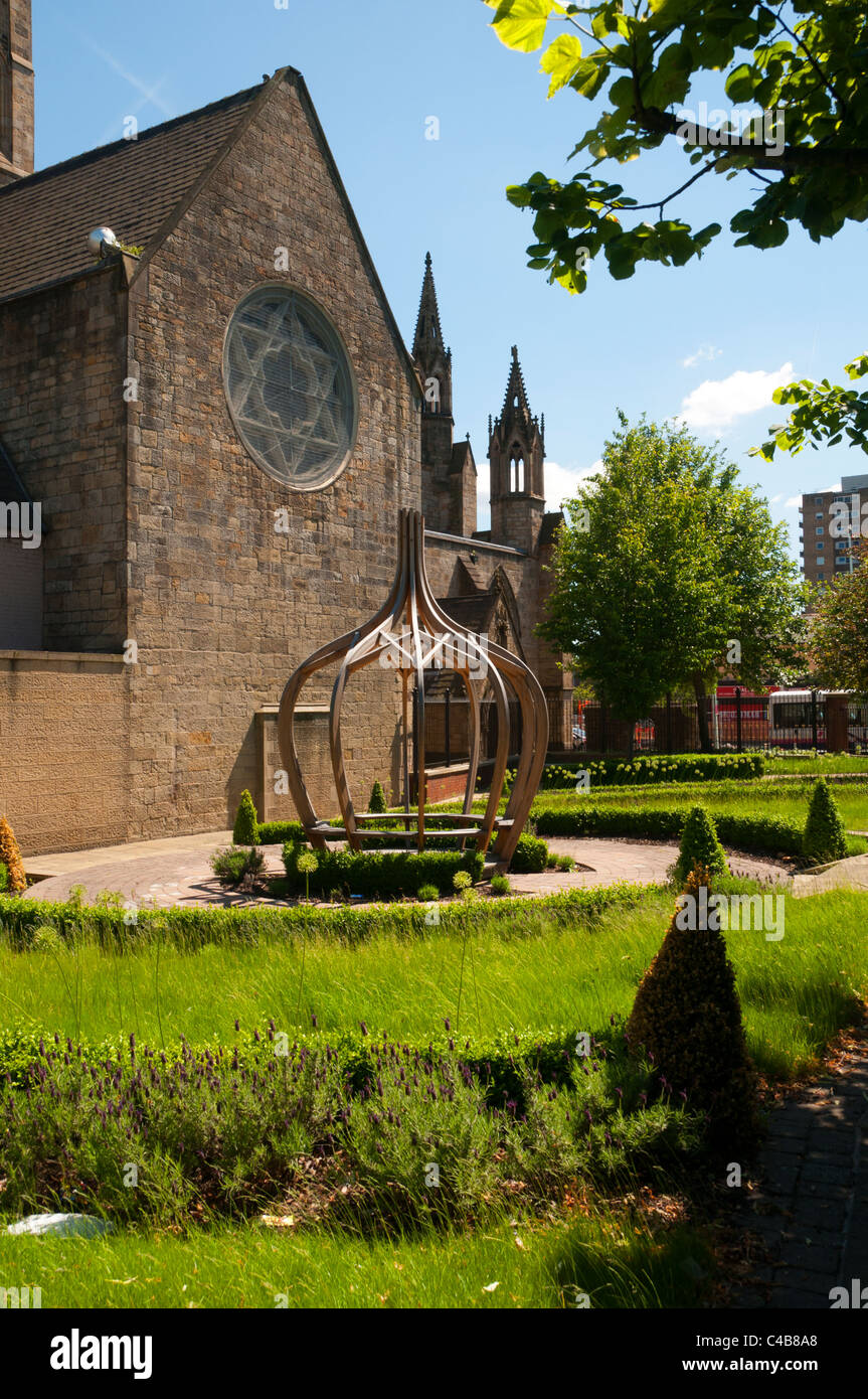 Zwiebel-geformte Sitz in den Gärten von Salford Kathedrale, Chapel Street, Salford, Manchester, England, UK Stockfoto