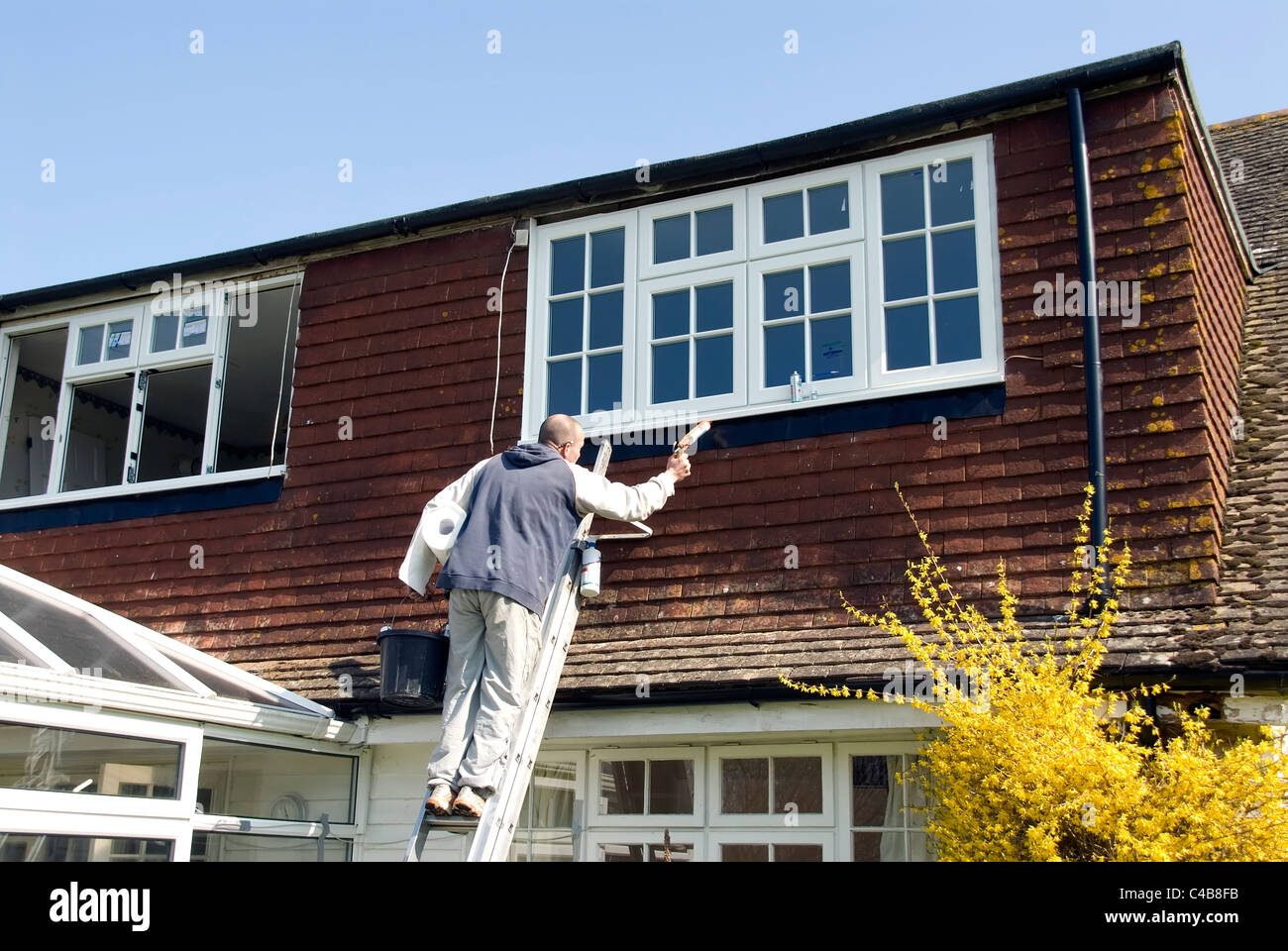 Installation A bewertete Energie effizienter Ersatz doppelt verglaste Fenster in einem alten Haus zur Verbesserung der Energieeffizienz Stockfoto