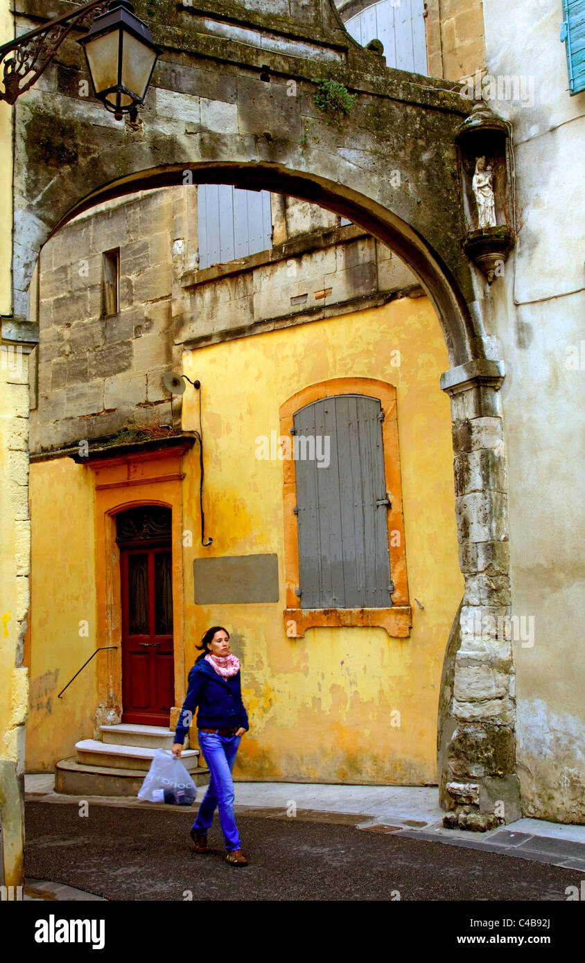 Arles; Bouches du Rhone, Frankreich; Eine junge Frau, die durch die alten Gassen. MR. Stockfoto