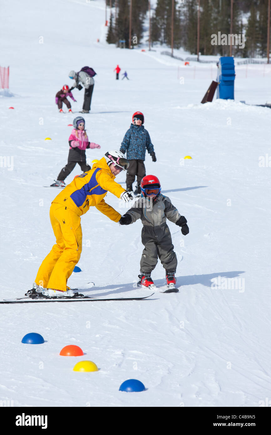 Skischule für Kinder in Lappland, Ylläs, Finnland Stockfoto