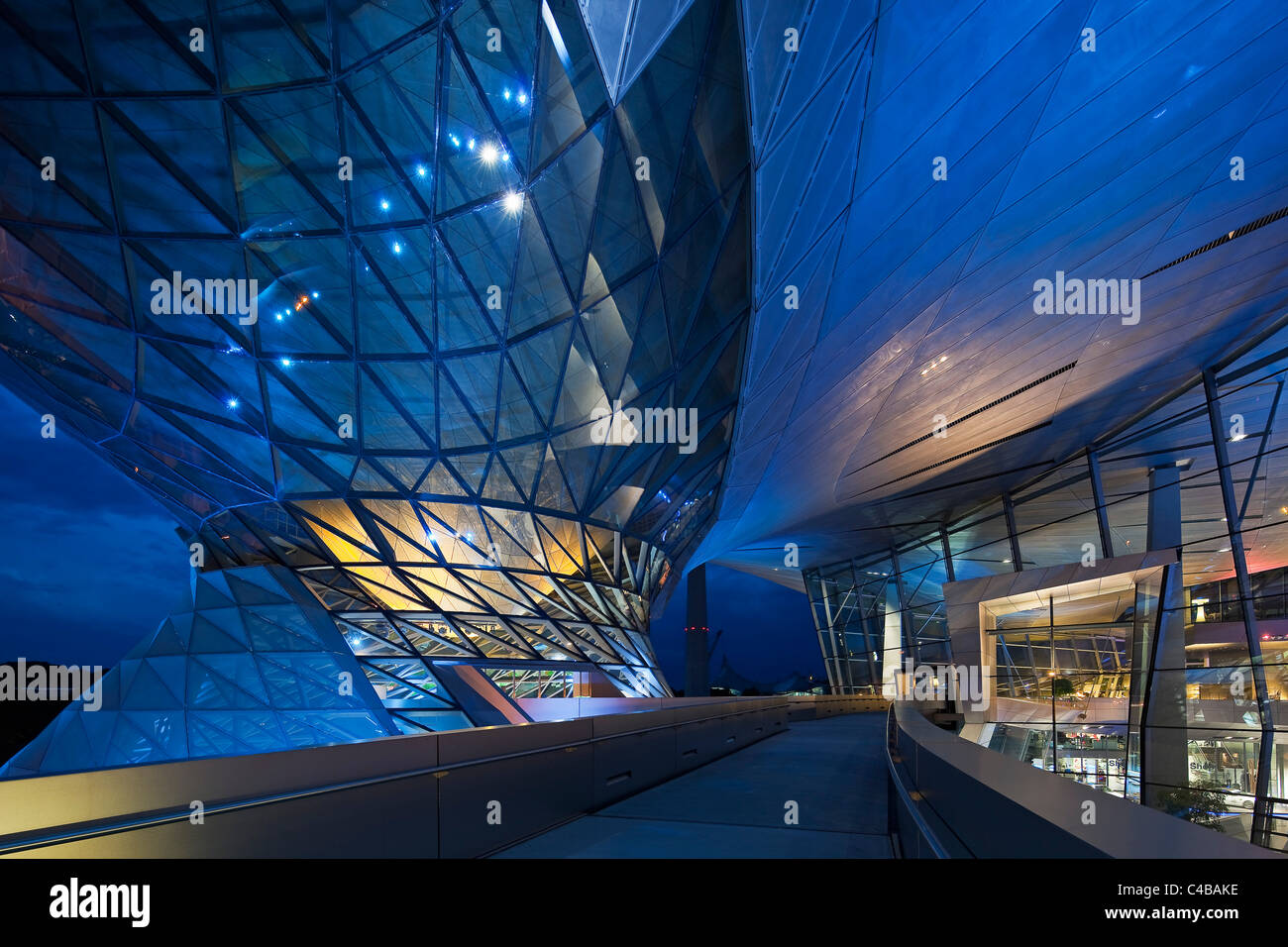 Der Haupteingang zum BMW Welt (BMW Welt), eine multifunktionale Kunden Erfahrung und Ausstellung Anlage der Firma BMW Stockfoto
