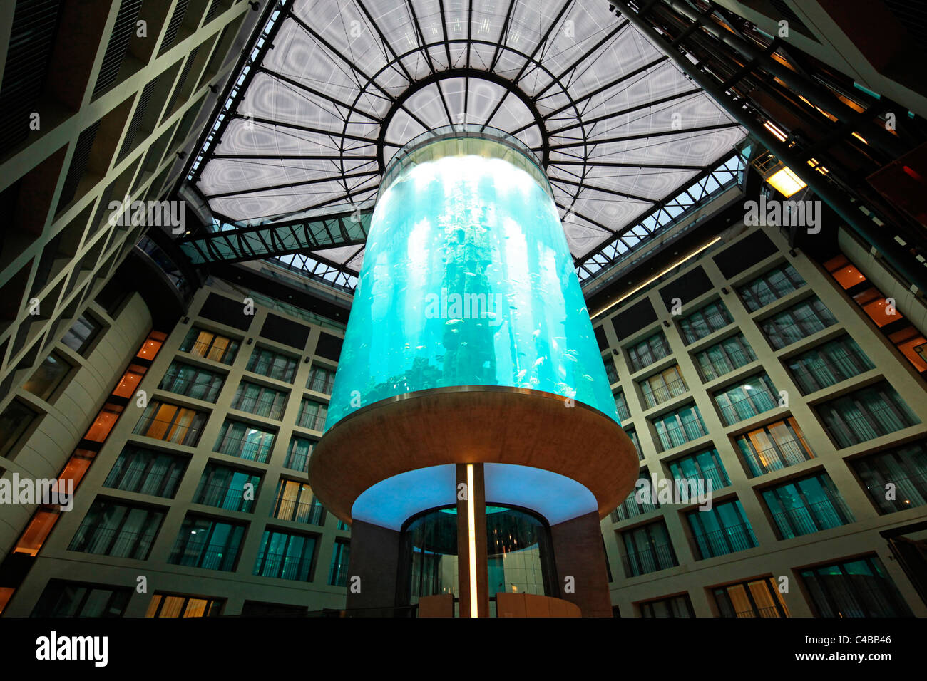 Atrium des Hotels mit einem riesigen Aquarium in der Mitte DomAquarée. Berlin, Deutschland Stockfoto