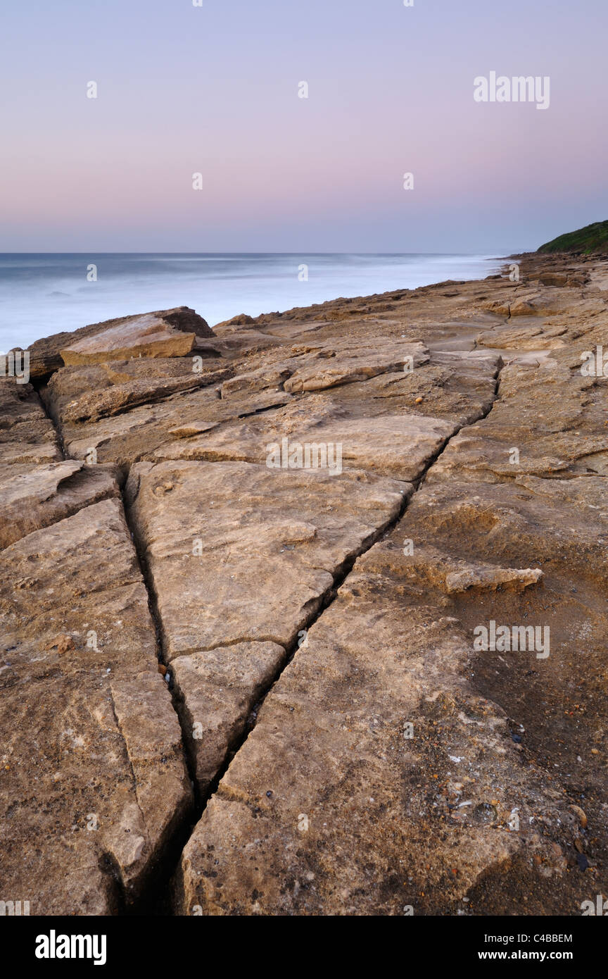 Hohen Winkel View of Rock Risse und Muster auf dem Shoreline, Mission Felsen, iSimangaliso Wetland Park, Kwazulu-Natal, Südafrika Stockfoto