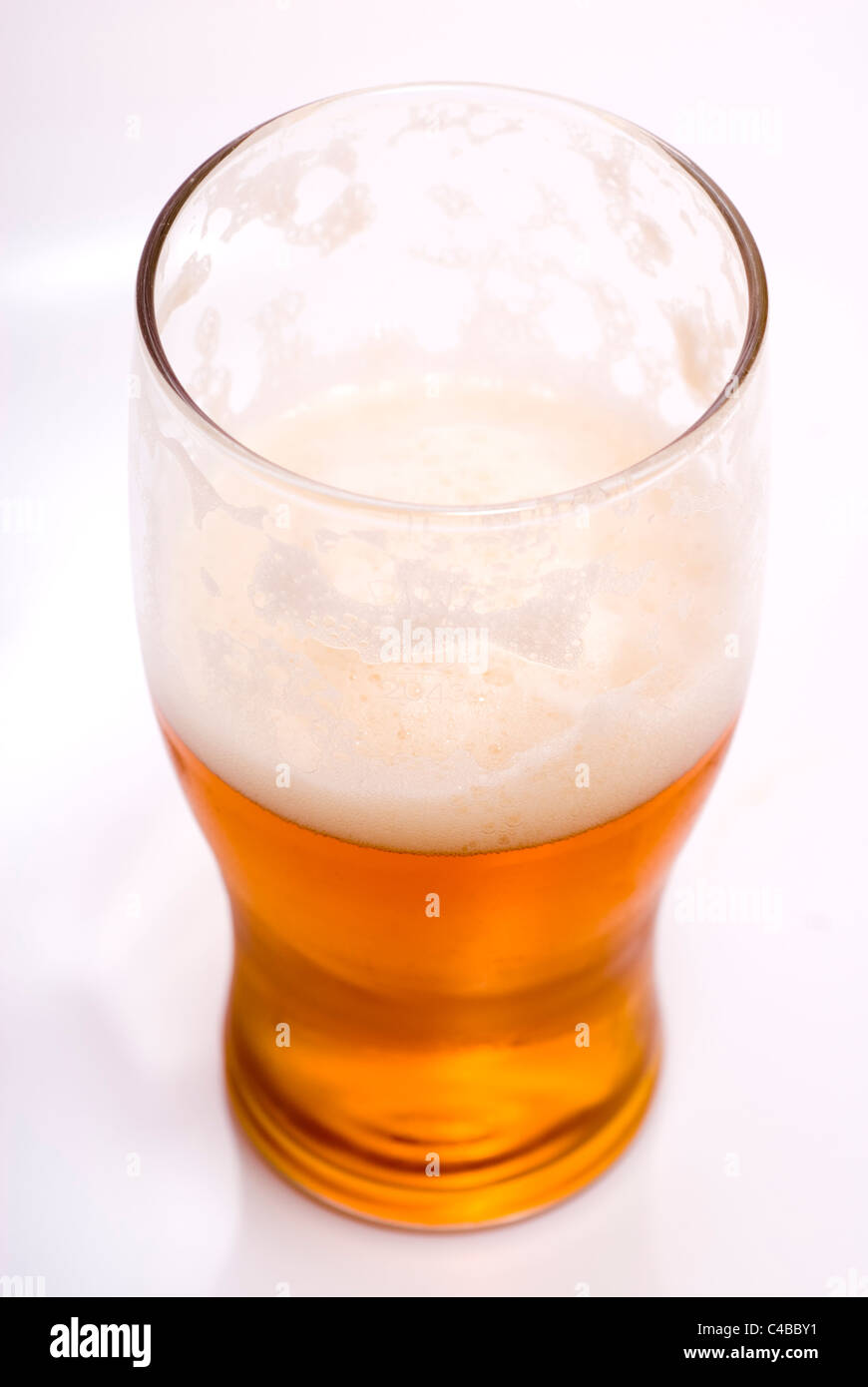 Pint Bier trank die Hälfte isoliert auf weiß/grauen Hintergrund mit Platz für Text oder Ausschnitt Stockfoto