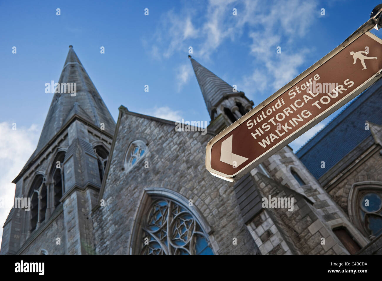 Irland, Dublin 2, Suffolk Street, Kirchturm und Richtungsanzeiger von Dublin Tourism Office. Stockfoto