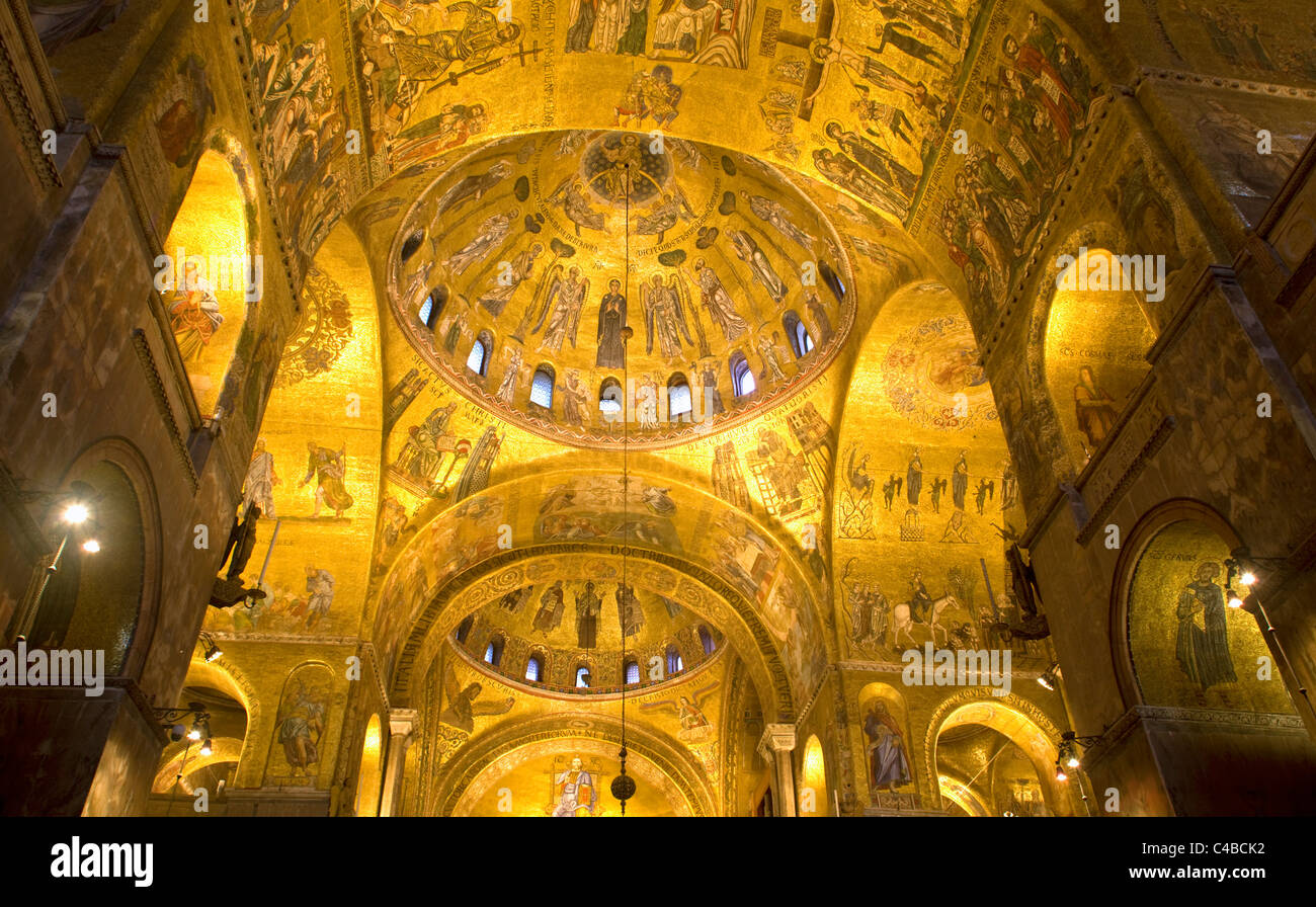 Venedig, Veneto, Italien; Detail der gold vergoldeten Einrichtung der Basilica di San Marco in der byzantinischen Architektur Stockfoto