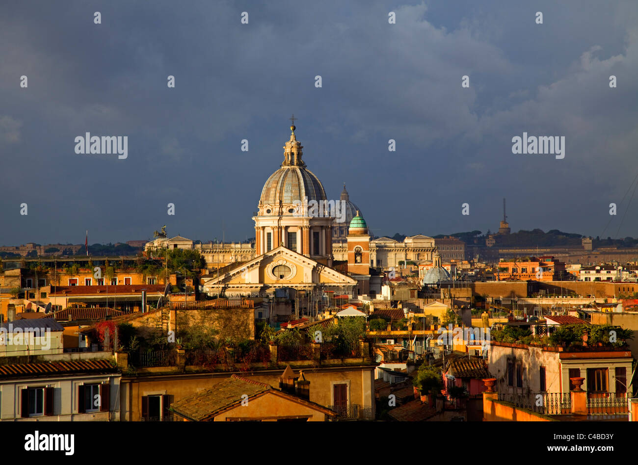 Rom, Italien; Eine verengte Übersicht über Dächer mit der St. Peter Basilika Kuppel am Horizont Stockfoto