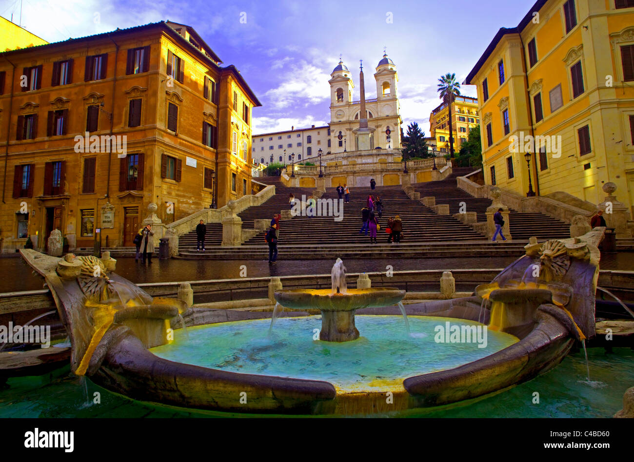 Rom, Italien; Der Brunnen an der Piazza di Spagna geruht von Bernini mit der Kirche Santa Trinita "Monte dei an der Spitze der Piazza di Spagna Stockfoto