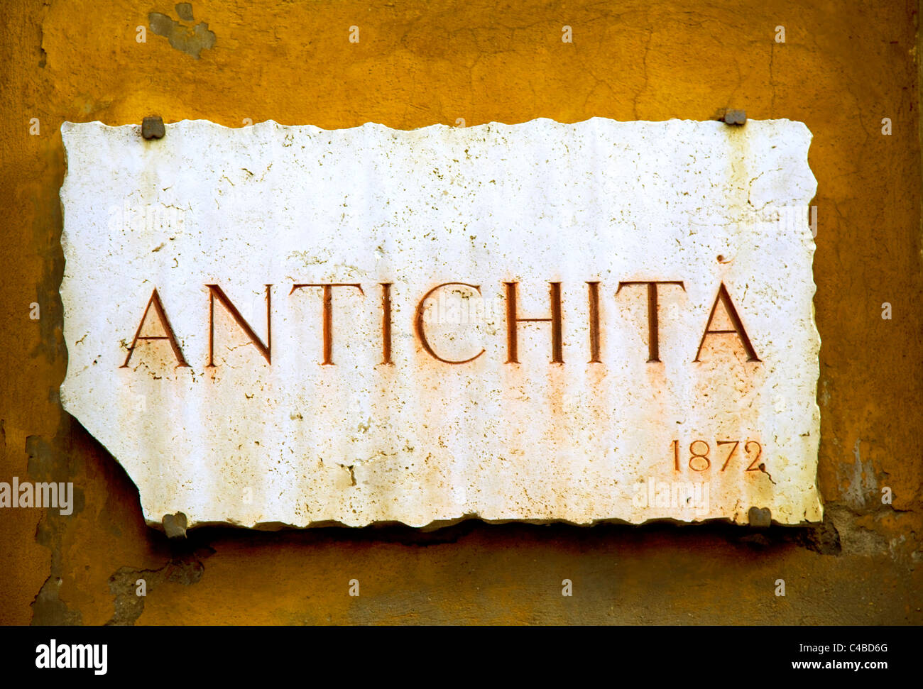 Rom, Italien; Ein Antiquitätengeschäft Zeichen an der Wand in der Altstadt Stockfoto