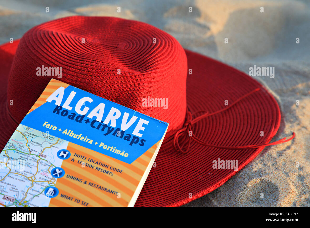 Algarve Karte und Hut am Strand Portugal Stockfoto