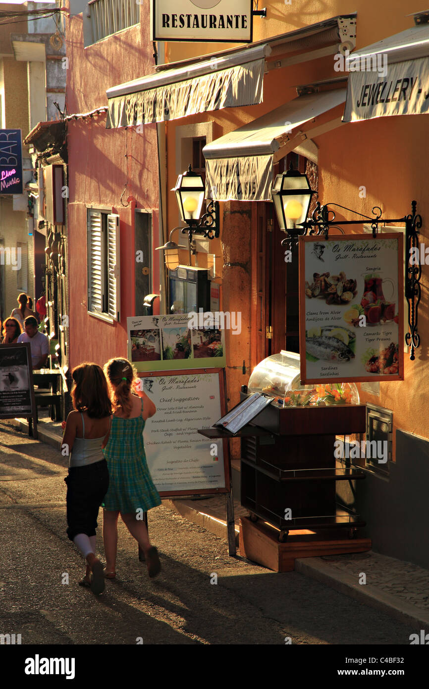Alvor Straße mit Restaurants Algarve Portugal Stockfoto