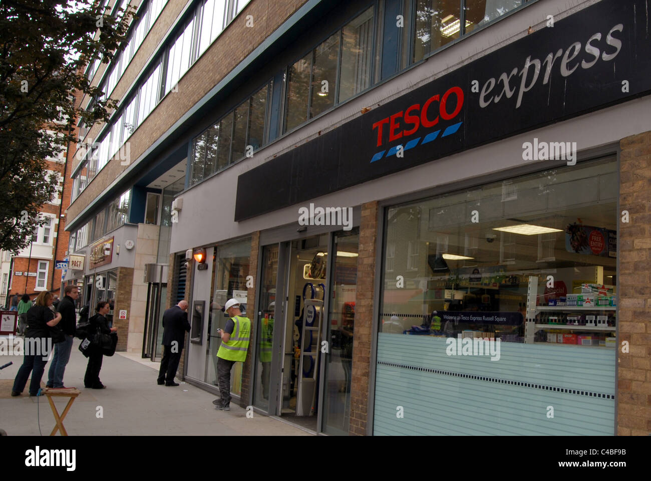 Einen Überblick über einen Supermarkt Tesco Express in Russell Square, London Vereinigtes Königreich Stockfoto
