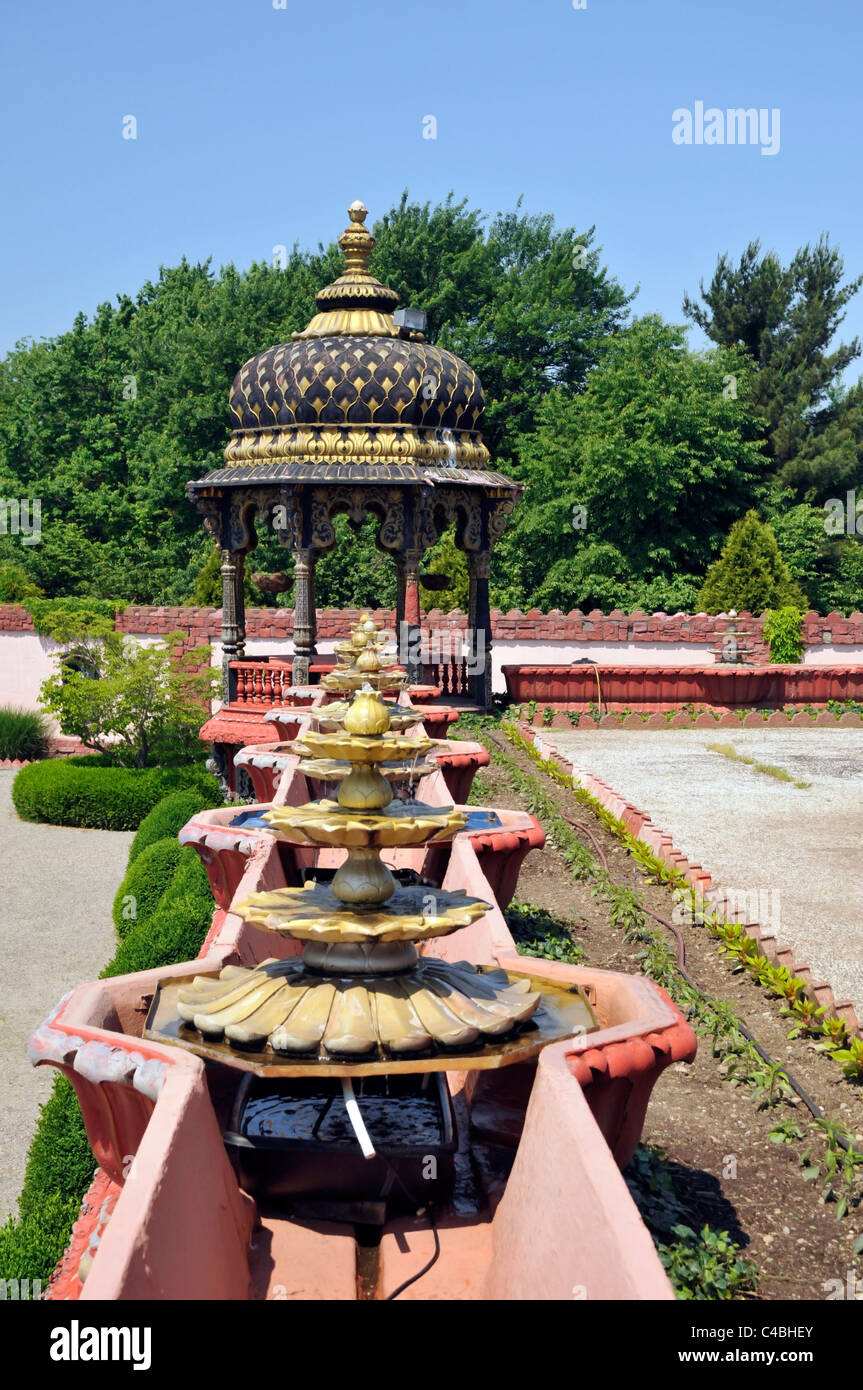 Detail der Garten mit Pavillon und Stein Blumen, Palast aus Gold, West Virginia, USA Stockfoto