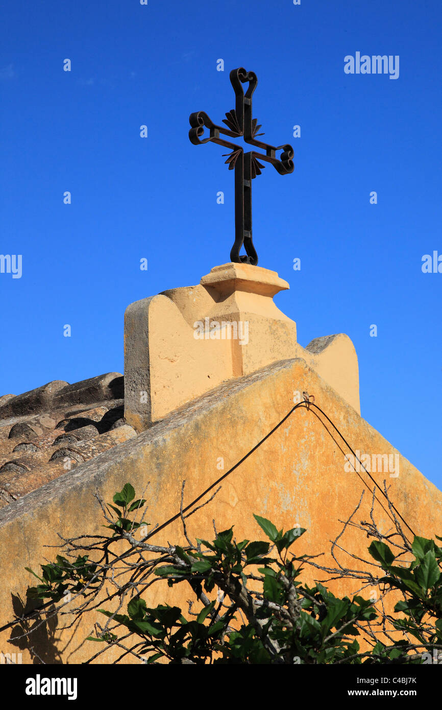 Kreuz auf der Kapelle der mittelalterlichen Festung Santa Catarina de Ribamar von Praia da Rocha Portimão Portimao Algarve Portugal Stockfoto