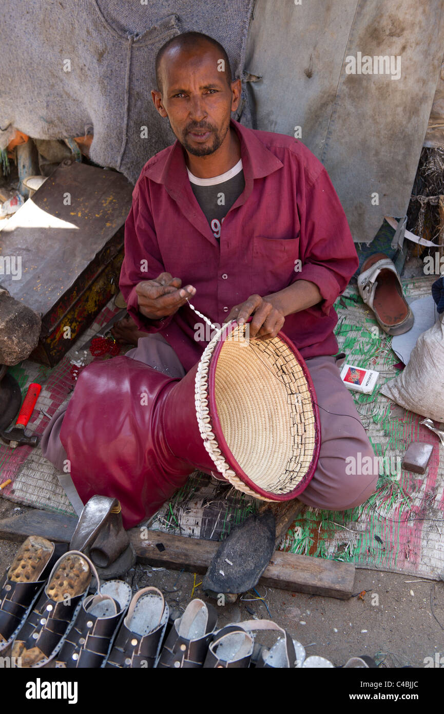 Handwerk-Mann bei der Arbeit im Markt, Hargeisa, Somaliland, Somalia Stockfoto