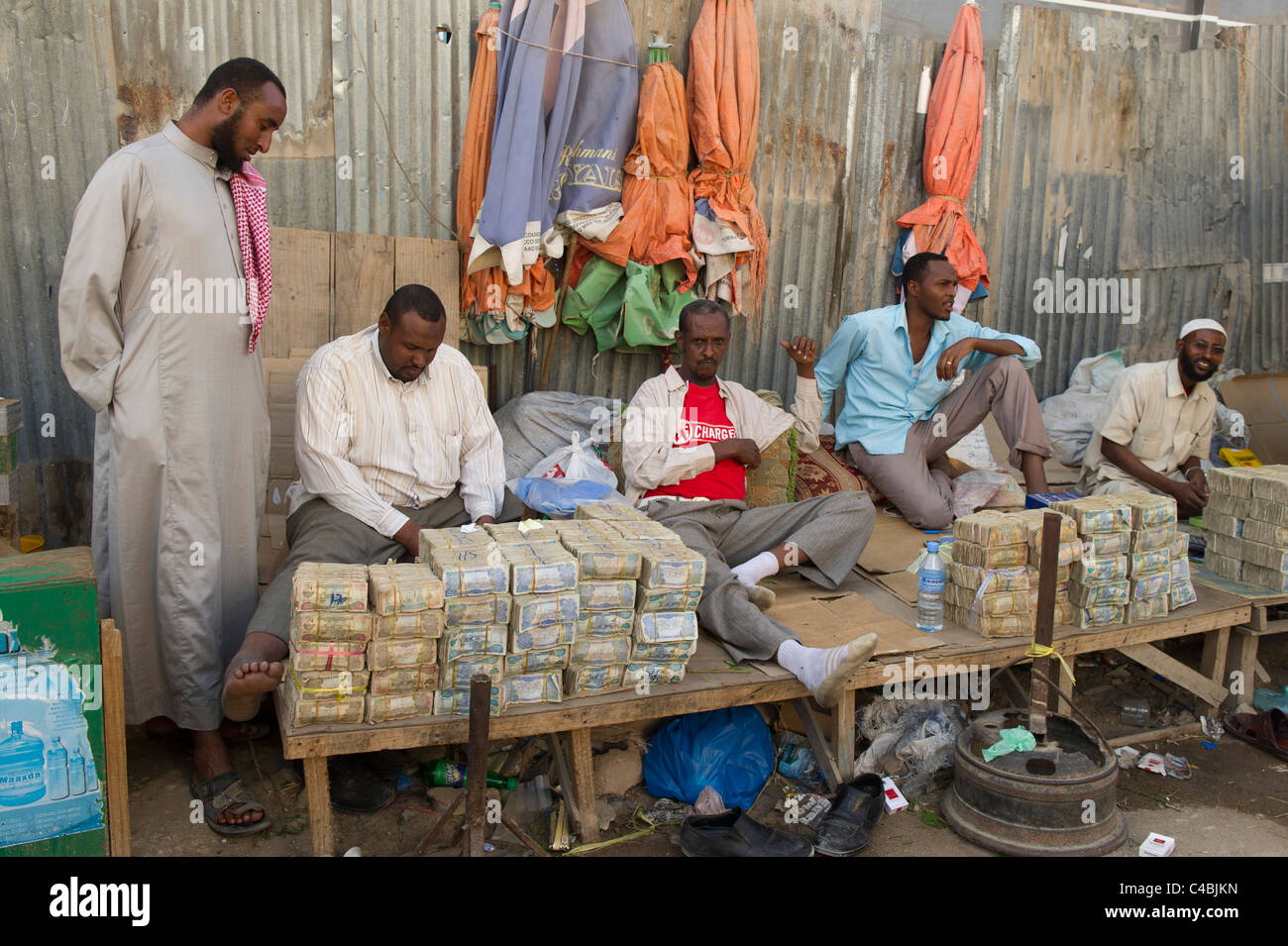 Geldwechsler im Markt, Hargeisa, Somaliland, Somalia Stockfoto